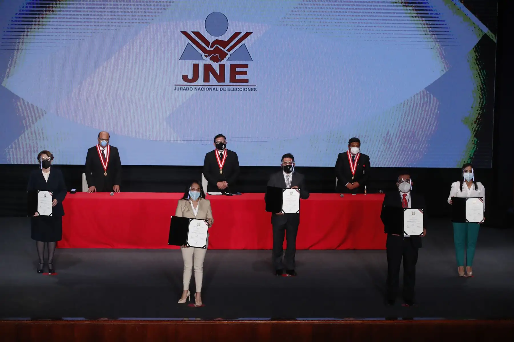 Congresistas de Alianza Para El Progreso Gladys Echaiz de Nuñez Izaga, Idelso García Correa, Heidy Juarez Calle, Elva Julon Irigoin, Luis Picon Quedo. Ceremonia de entrega de credenciales a los congresistas electos 2021. Foto: ANDINA/Juan Carlos Guzmán