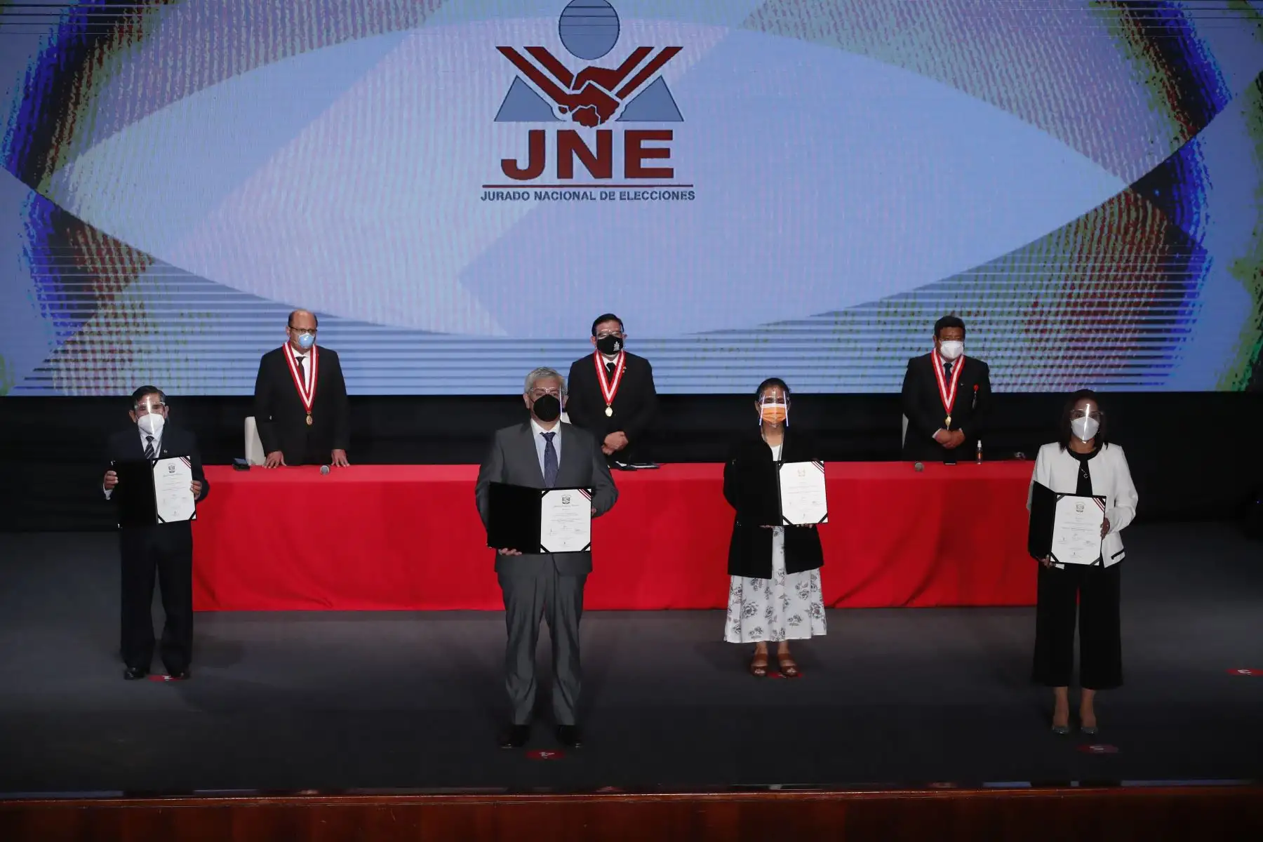 Congresistas de Fuerza Popular Raul Huamán Coronado, Mery Infantes Castañeda, Davis Jimenez Heredia, Patricia Juárez Gallegos, Juan Carlos Lizarzaburu. Ceremonia de entrega de credenciales a los congresistas electos 2021. Foto: ANDINA/Juan Carlos Guzmán