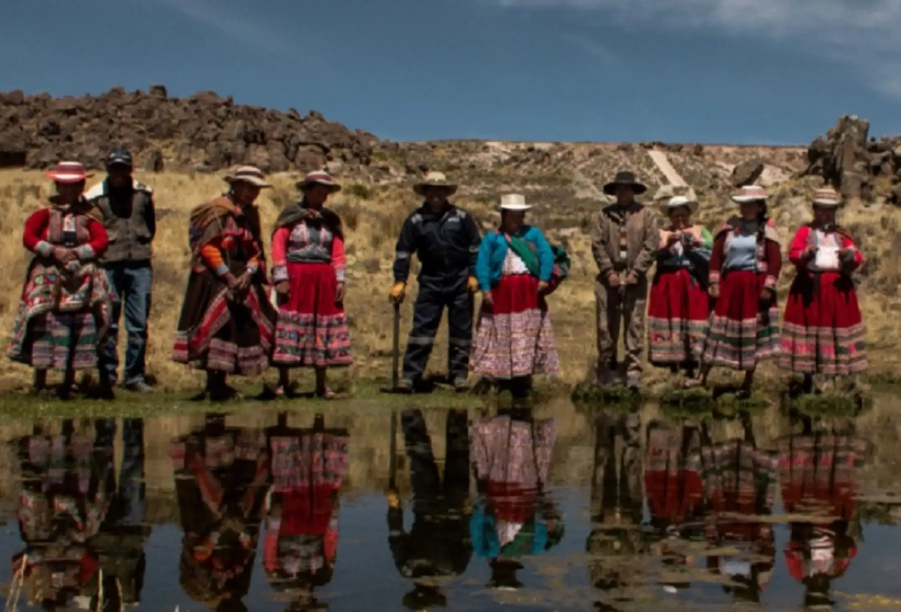 Comunidades de Caylloma, en la región Arequipa, empezaron un proceso de restauración ecológica, que ha permitido recuperar 10,000 hectáreas de pastos con los cuales alimentan a sus camélidos. Foto Giulianna Camarena / PNUD Perú
