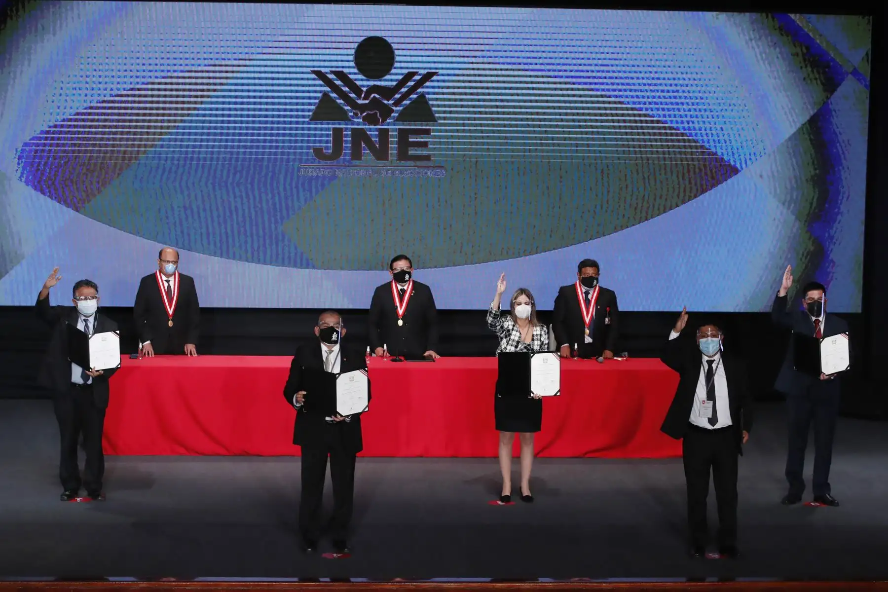 Congresistas de Acción Popular, Carlos Enrique Alva Roja, María del Carmen Alva Prieto, Luis Ángel Aragon Carreño, José Alberto Arriola Tueros, Raúl Felipe Doroteo Carbajo. Ceremonia de entrega de credenciales a los congresistas electos 2021. 
Foto: ANDINA/Juan Carlos Guzmán