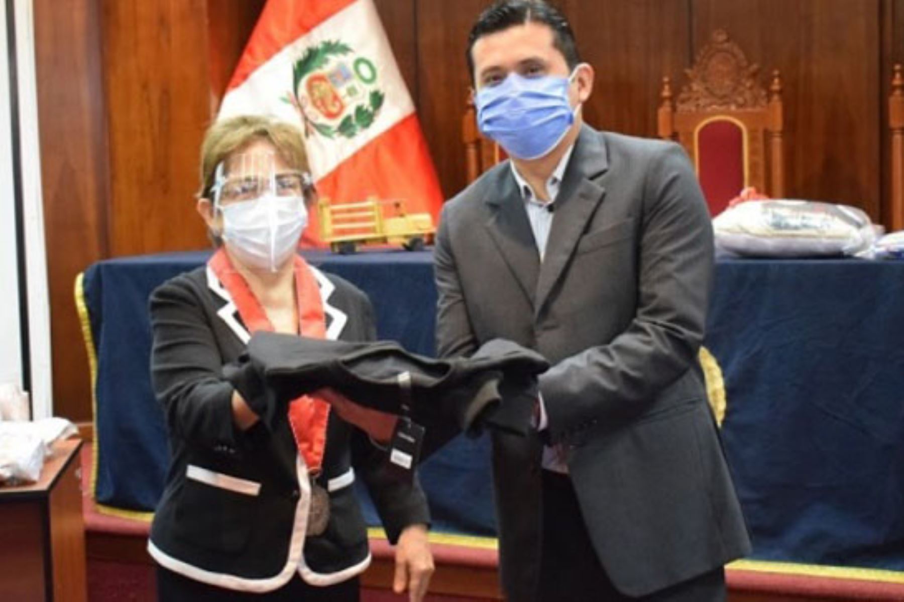 La presidenta de la Junta de Fiscales Superiores, Elsa Victoria Perata Argomedo, dio a conocer que el donativo consistió en 158 poleras y 180 pares de zapatillas, procedentes de bienes incautados del Distrito Fiscal de Lima Norte. ANDINA/Difusión