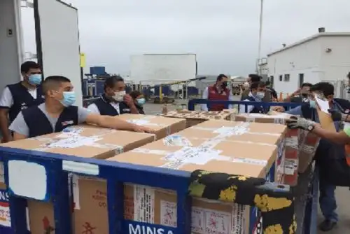 El cargamento del nuevo lote de dosis fue recibido por el gobernador regional de Lambayeque, Luis Díaz Bravo; y el gerente regional de Salud, Alipio Rivas Guevara,  en el aeropuerto de Chiclayo.