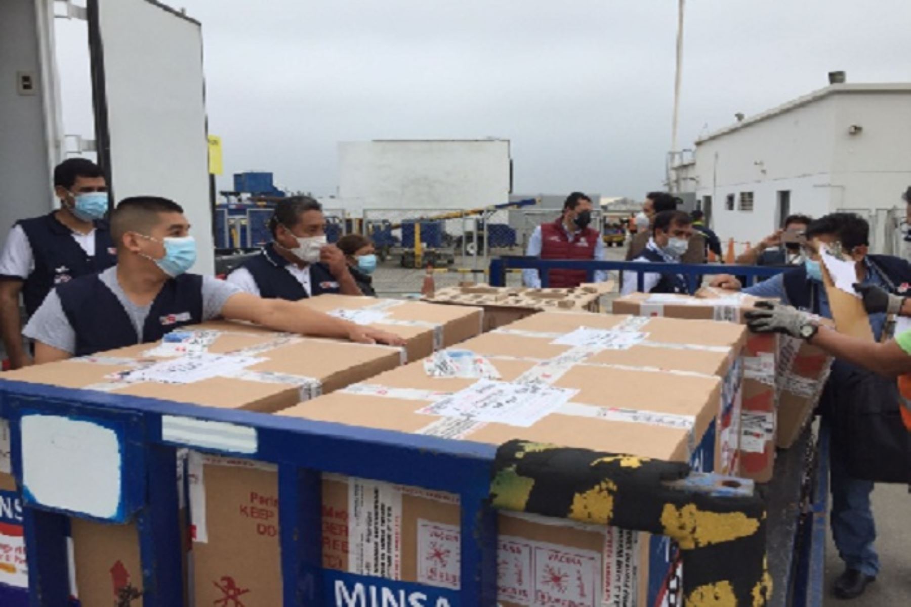 El cargamento del nuevo lote de dosis fue recibido por el gobernador regional de Lambayeque, Luis Díaz Bravo; y el gerente regional de Salud, Alipio Rivas Guevara,  en el aeropuerto de Chiclayo.