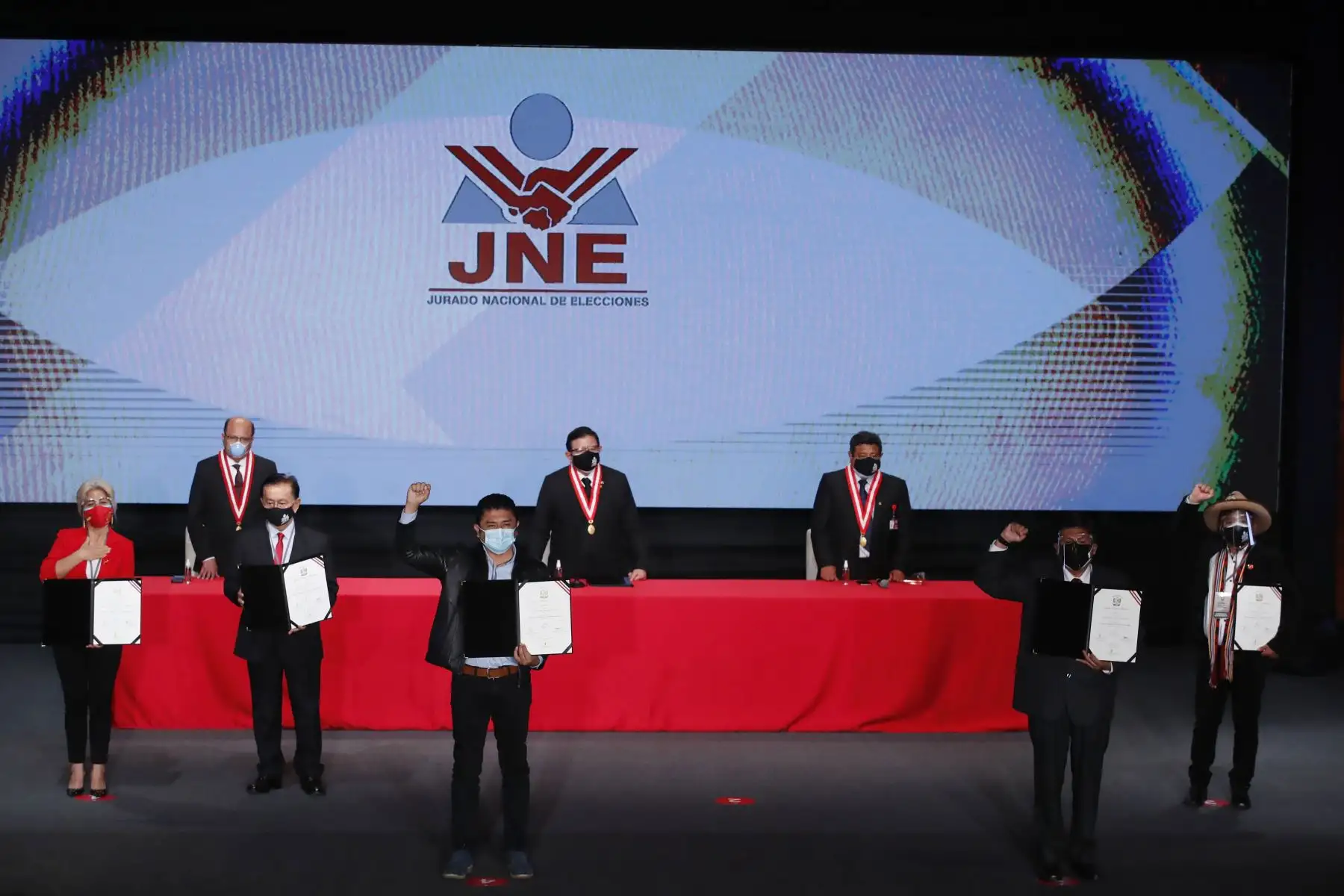 Congresistas de Perú Libre , María Antonieta Agüero Gutiérrez, José María Balcázar Zelada, Guido Bellido Ugarte, Guillermo Bermejo Rojas  y Waldemar José Cerrón Rojas. Ceremonia de entrega de credenciales a los congresistas electos 2021. 
Foto: ANDINA/Juan Carlos Guzmán