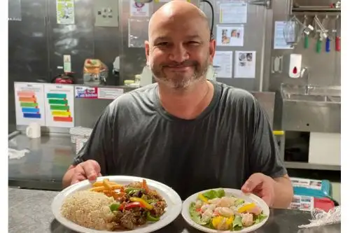 Ingeniero Jorge Pinedo y su emprendimiento de comida típica peruana "Las Tres Señitos". Foto: Cortesía