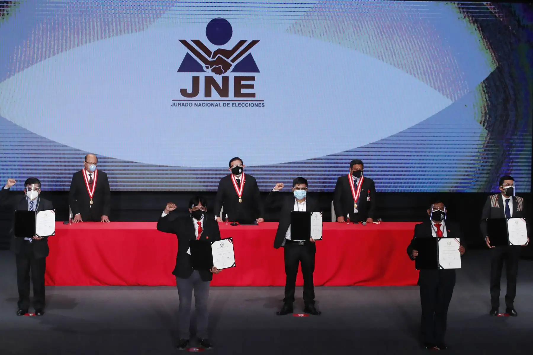 Congresistas de Perú Libre , Hamlet Echevarría Rodríguez, Alex Randu Flores Ramírez, Américo Gonza Castillo, Paul Silvio Gutiérrez Ticona y Fernando Mario Herrera Mamani . Ceremonia de entrega de credenciales a los congresistas electos 2021. 
Foto: ANDINA/Juan Carlos Guzmán