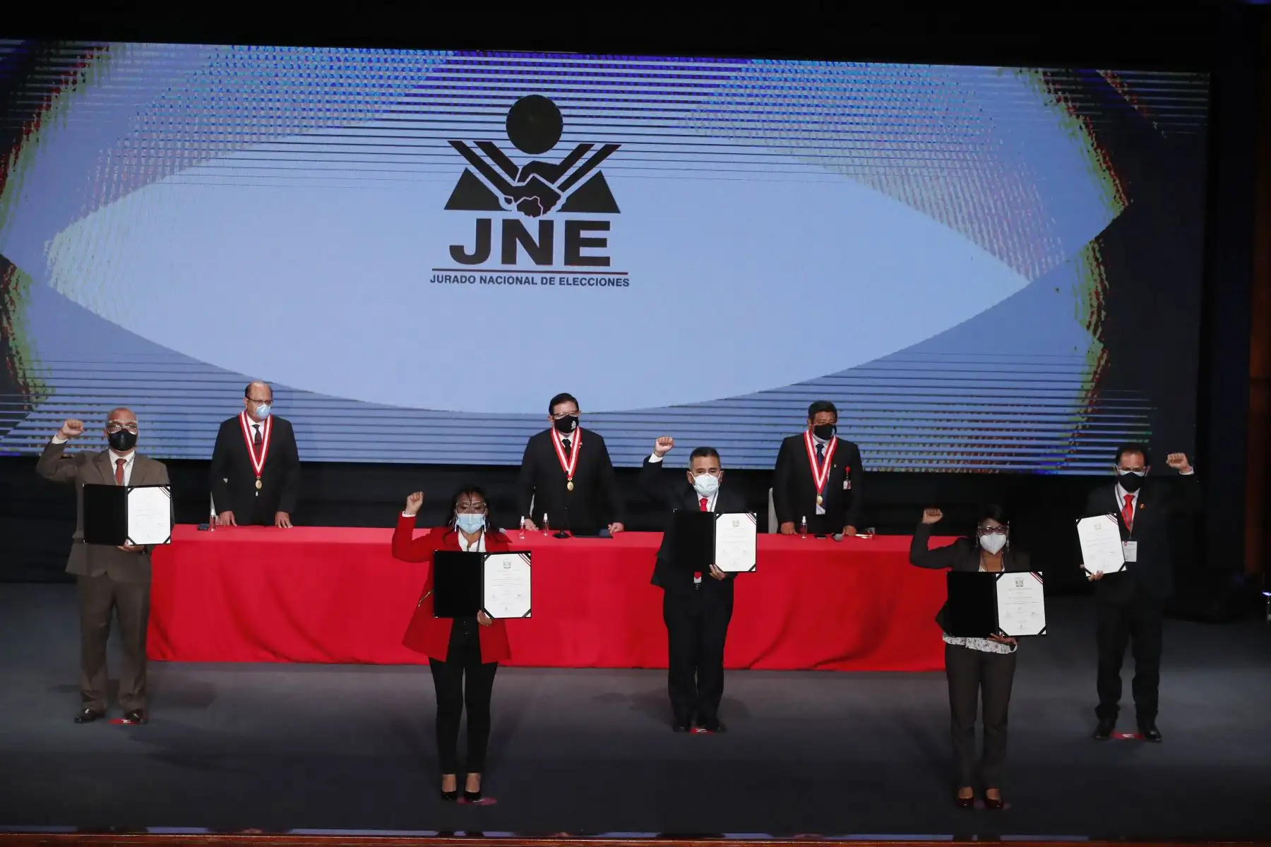 Congresistas de Perú Libre , Hamlet Echevarría Rodríguez, Alex Randu Flores Ramírez, Américo Gonza Castillo, Paul Silvio Gutiérrez Ticona y Fernando Mario Herrera Mamani . Ceremonia de entrega de credenciales a los congresistas electos 2021. 
Foto: ANDINA/Juan Carlos Guzmán
