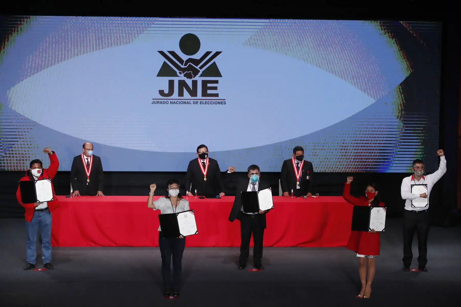 Congresistas de Perú Libre, Francis Jhasmina Paredes Castro, Alex Antonio Paredes Gonzales, Alfredo Pariona Sinche, Kelly Roxana Portalatino Avalos y Segundo Teodomiro Quiroz Barboza  . Ceremonia de entrega de credenciales a los congresistas electos 2021. 
Foto: ANDINA/Juan Carlos Guzmán