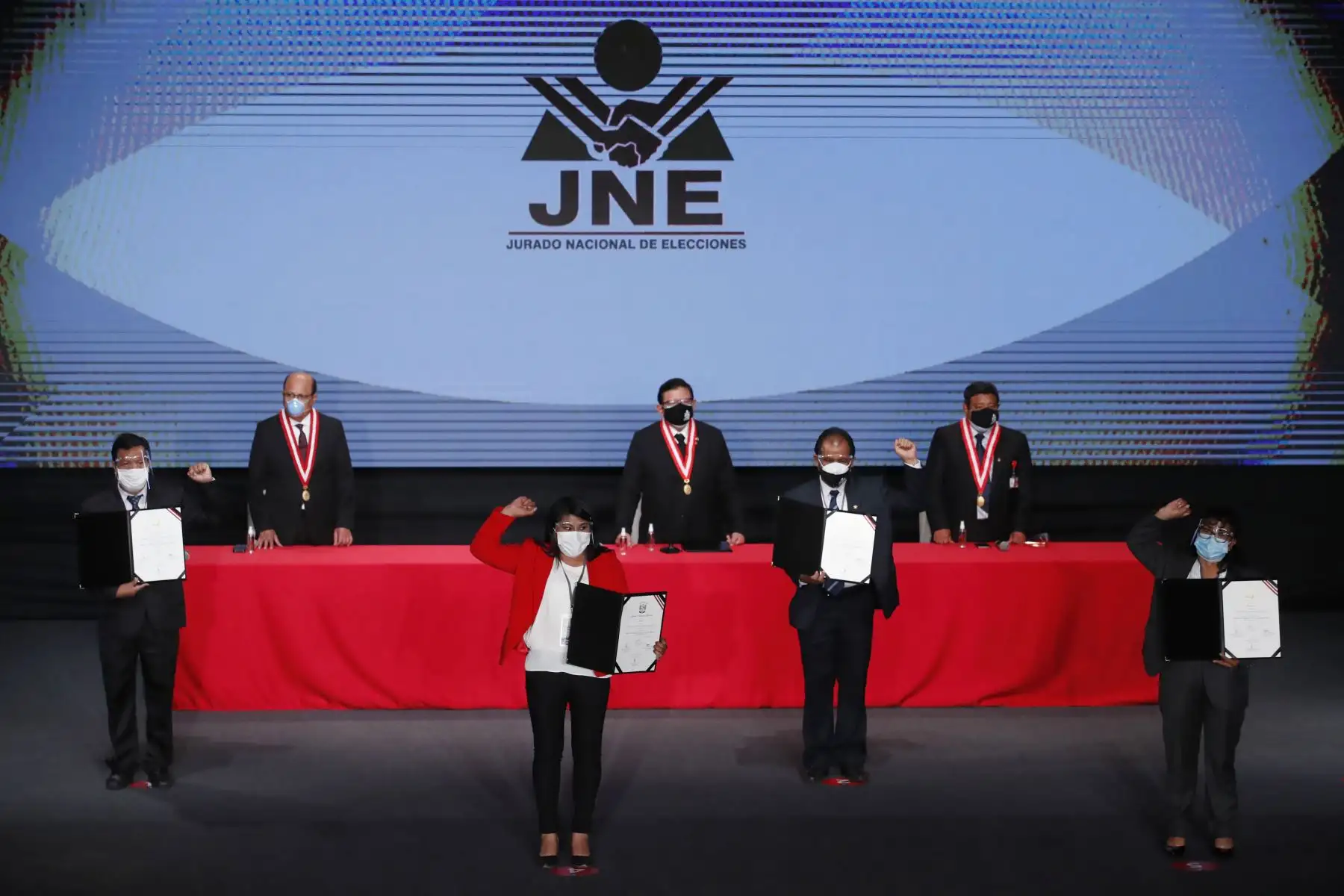 Congresistas de Perú Libre, Wilson Rusbel Quispe Mamani, Bernardo Jaime Quito Sarmiento, Abel Augusto Reyes Cam, Janet Milagros Rivas Chacara y Silvana Emperatriz Robres Araujo. Ceremonia de entrega de credenciales a los congresistas electos 2021. 
Foto: ANDINA/Juan Carlos Guzmán
