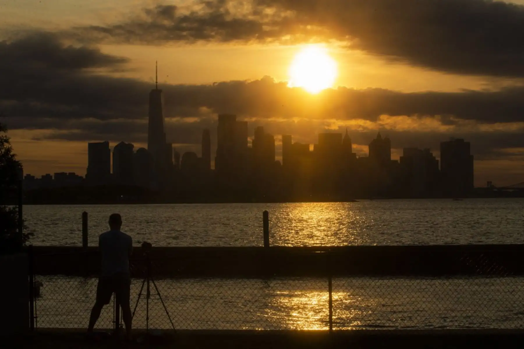 El horizonte de Nueva York se ve cuando la Luna cubre parcialmente el sol durante un eclipse solar parcial el 10 de junio de 2021 visto desde Jersey City, Nueva Jersey. Foto: AFP
