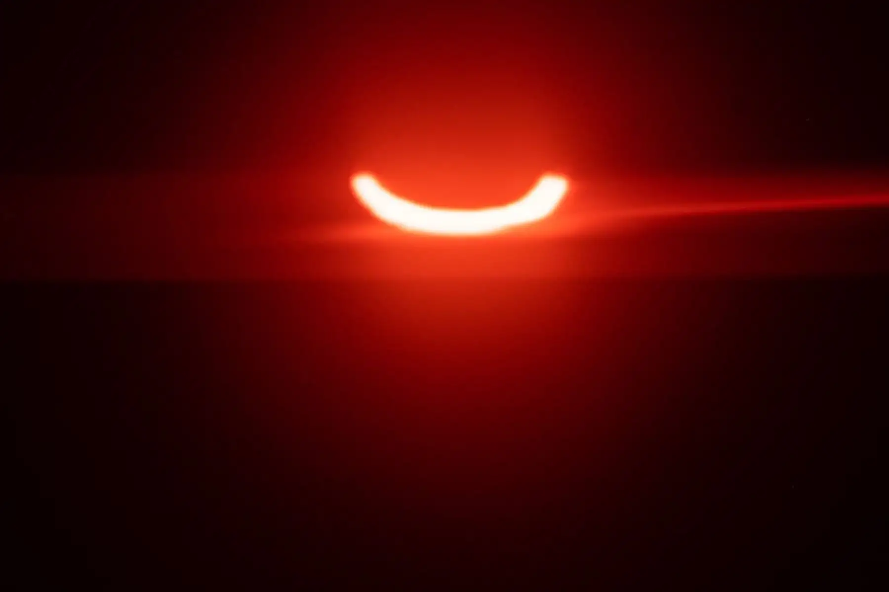 Un sol eclipsado se eleva sobre Tobermory el 10 de junio de 2021 en Ontario, Canadá. - Los estados canadienses y del noreste de EE. UU. Vieron un raro amanecer eclipsado, mientras que en otras partes del hemisferio norte, este eclipse anular se verá como un anillo exterior delgado y visible del disco solar que no está completamente cubierto por el disco oscuro más pequeño la luna, un llamado "anillo de fuego". Foto: AFP