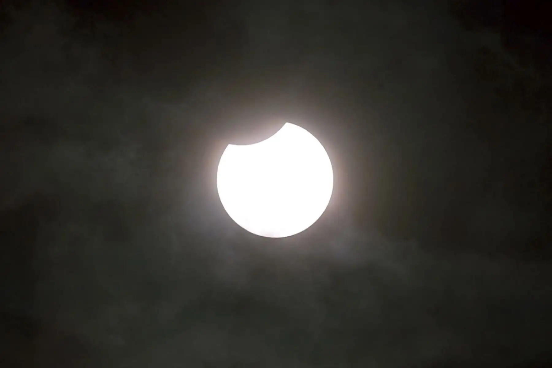 Una fotografía tomada el 10 de junio de 2021 muestra un eclipse solar parcial, representado en Gaiberg cerca de Heidelberg, suroeste de Alemania, el 10 de junio de 2021. Foto: AFP