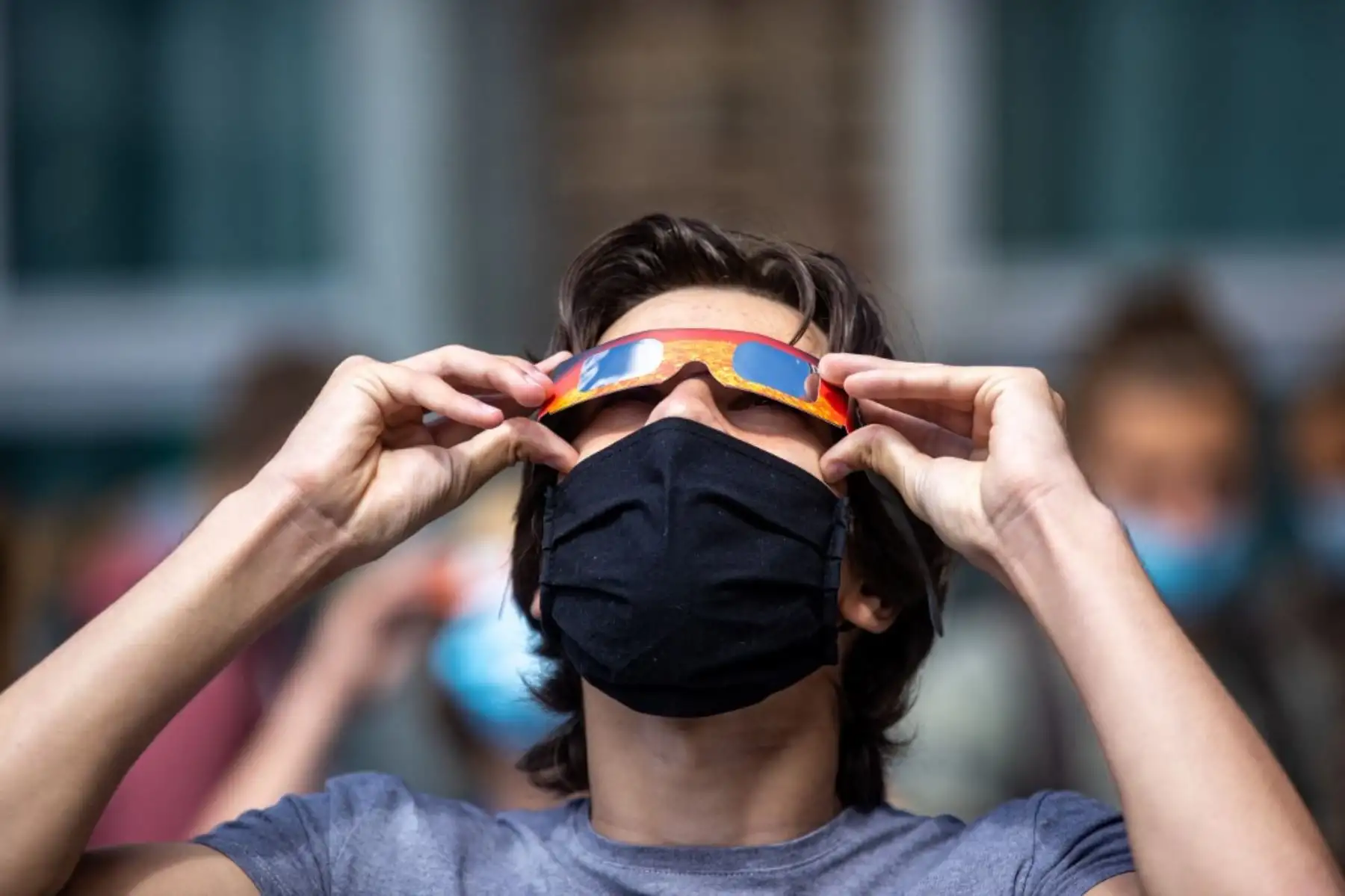 Los estudiantes de la Escuela Broeders observan un eclipse solar parcial, en Roeselare, el 10 de junio de 2021. Foto: AFP