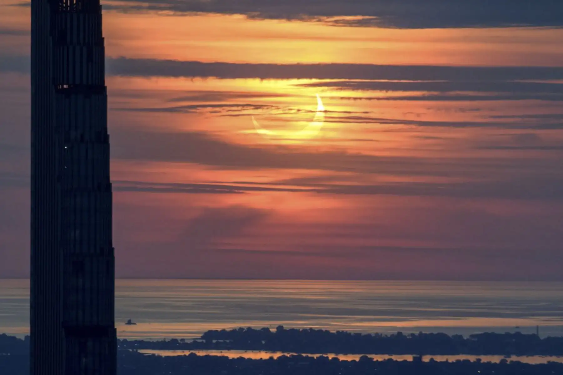 Un eclipse solar parcial se eleva entre los edificios del horizonte de Manhattan desde el mirador Edge en Nueva York el 10 de junio de 2021. Foto: AFP