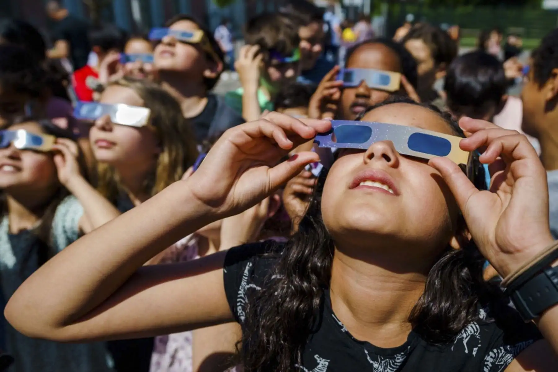 Los alumnos, con gafas protectoras, observan el eclipse solar parcial en Schiedam el 10 de junio de 2021. Foto: AFP