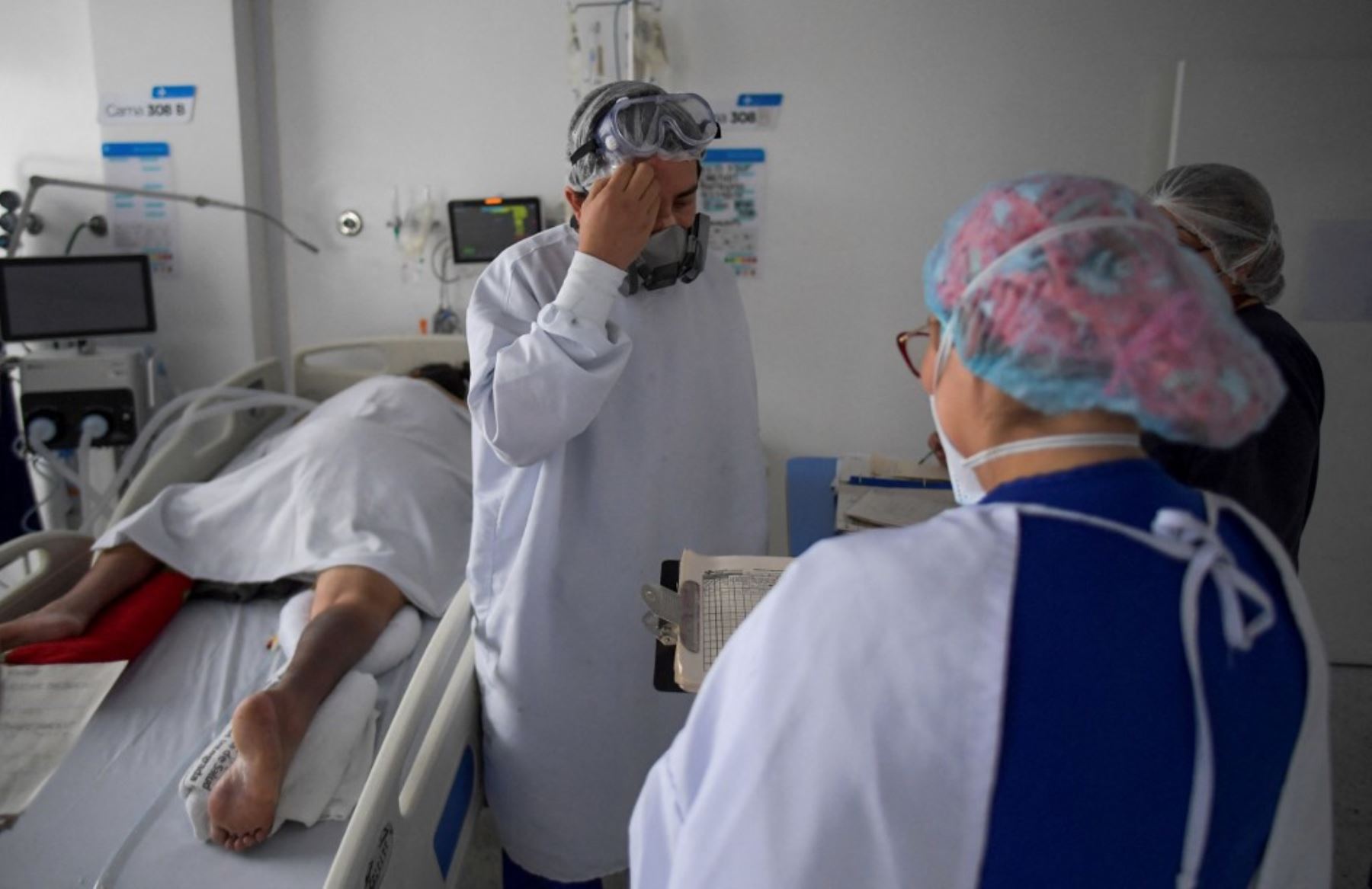 Un paciente de Covid-19 es atendido en la Unidad de Cuidados Intensivos (UCI) del hospital El Tunal de Bogotá. Foto: AFP