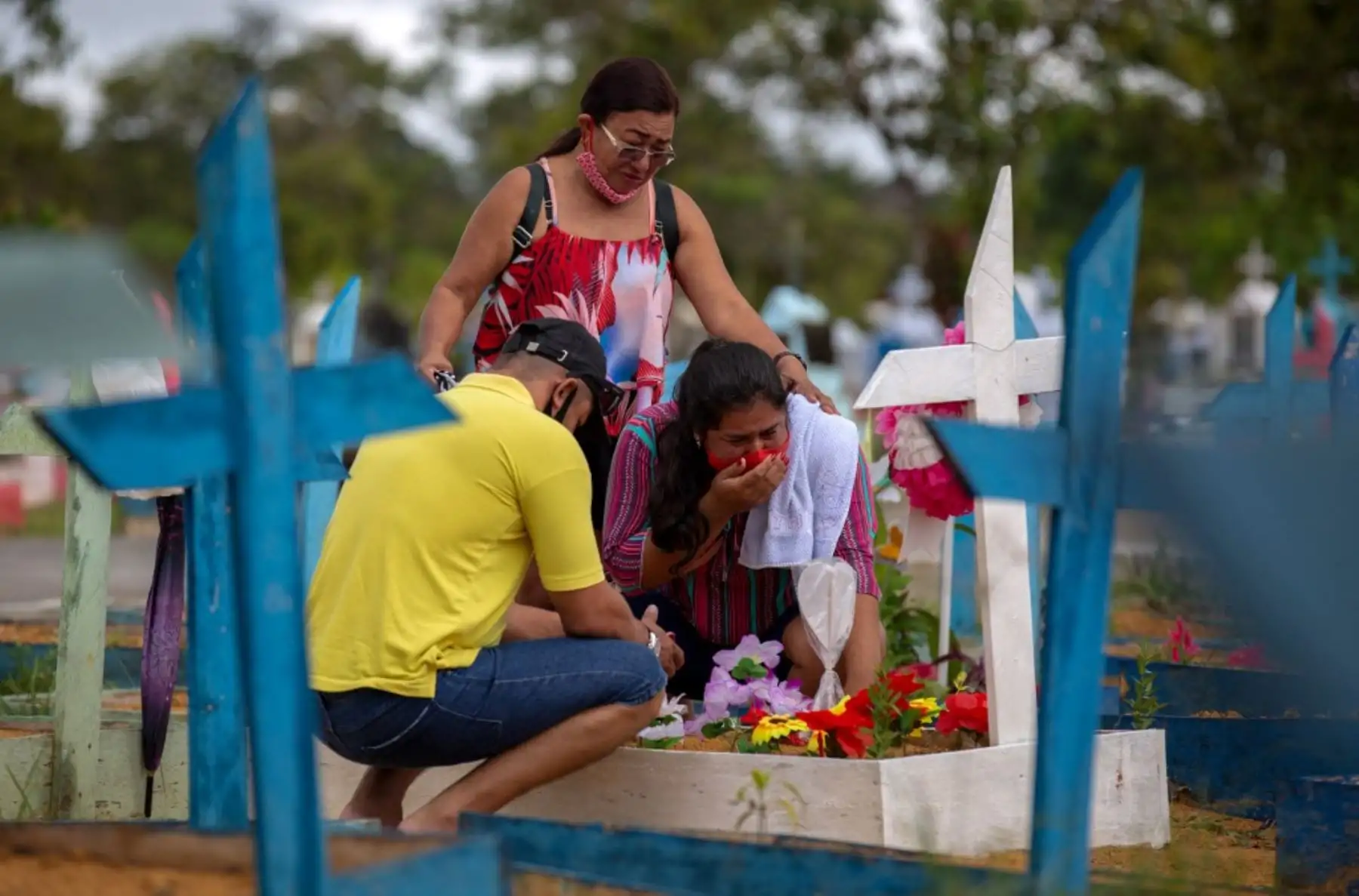 Personas visitan el cementerio de Nossa Senhora, en Manaus, estado de Amazonas, Brasil, en medio de la pandemia del nuevo coronavirus covid-19. Foto: AFP