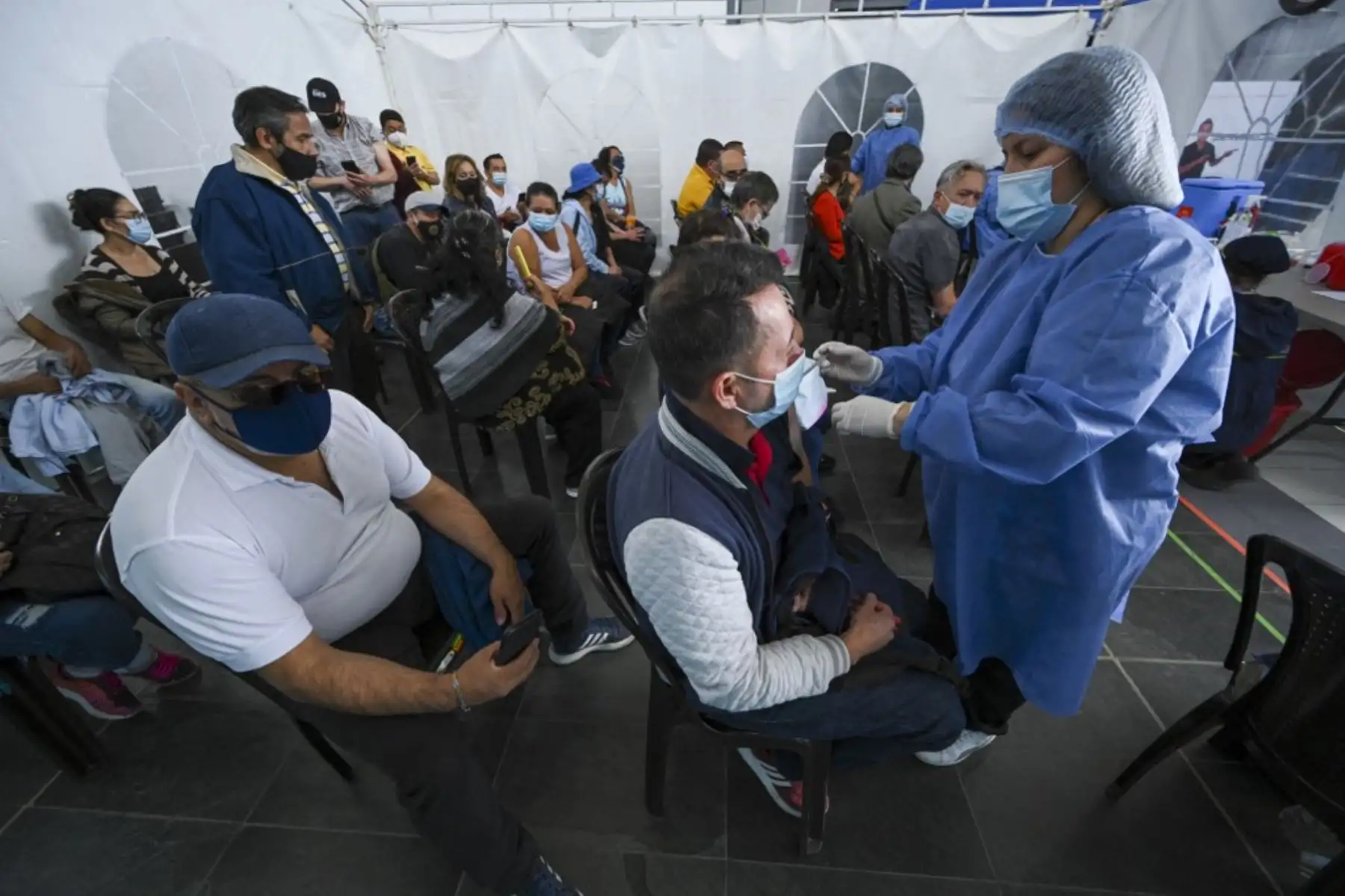 Un hombre recibe una dosis del coronavirus Pfizer-BioNTech covid-19 en un centro comercial en el que se vacuna a personas mayores de 50 años en medio de la pandemia del nuevo coronavirus, en Bogotá. Foto: AFP