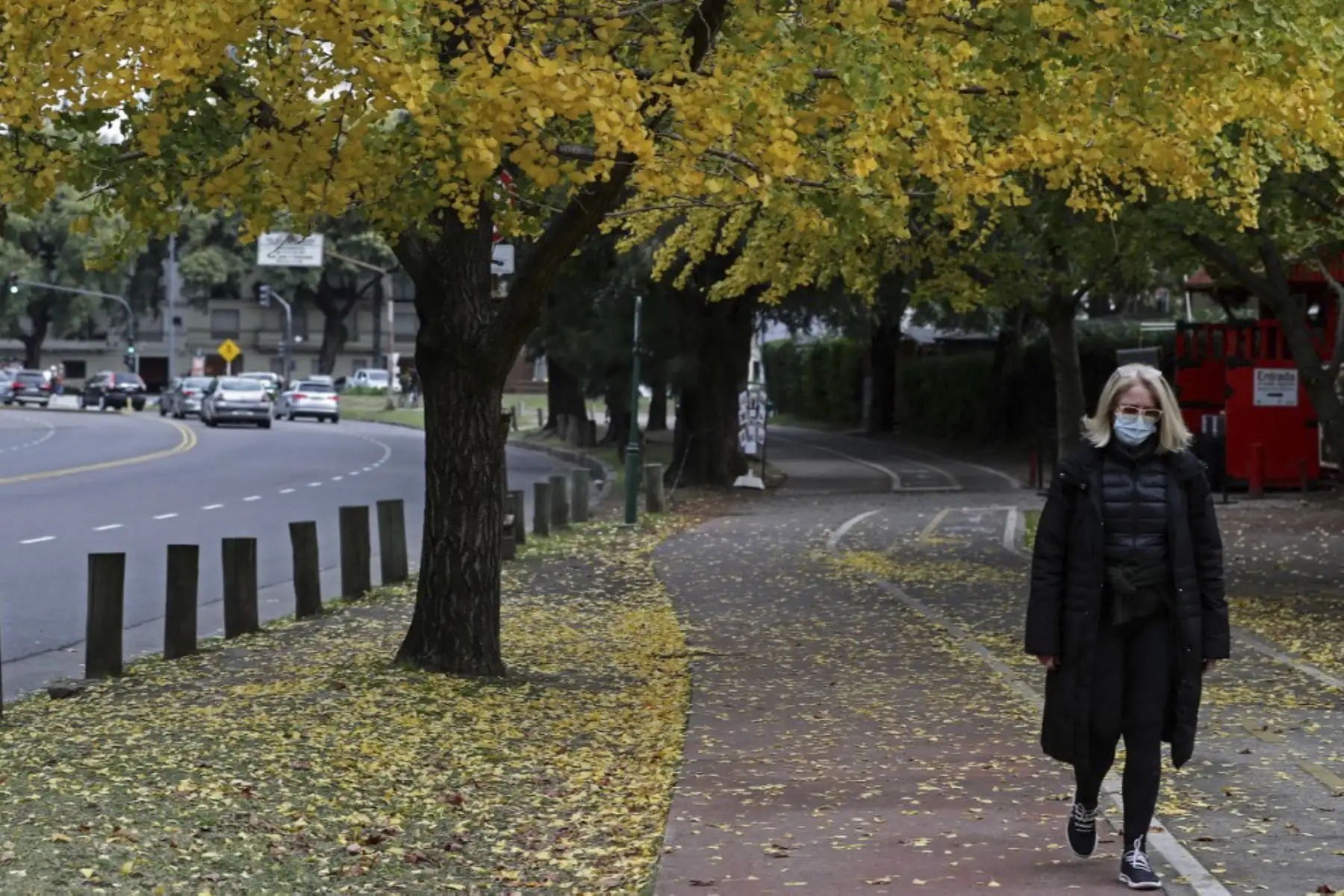 Una mujer con mascarilla protectora camina en un parque en el barrio de Palermo en Buenos Aires. Foto: AFP