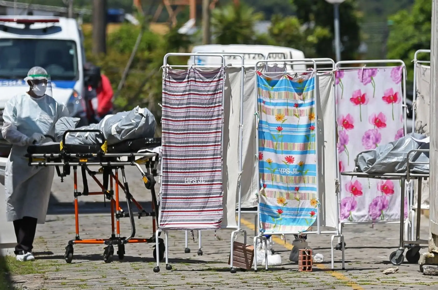 Cadáveres de las víctimas del coronavirus covid-19 son trasladados por un miembro del personal médico con traje protector a un área refrigerada del Hospital Joao Lucio en Manaus, estado de Amazonas, Brasil. Foto: AFP