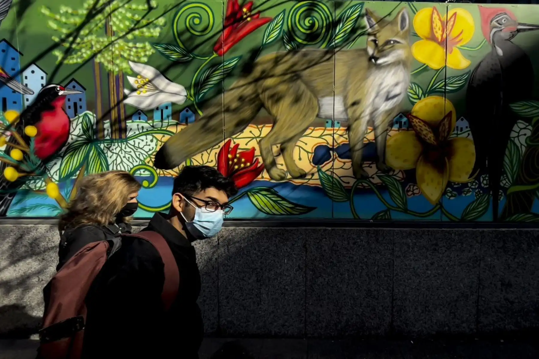 La gente camina en el centro de Santiago mientras continúa el brote de la enfermedad por coronavirus. Foto: AFP