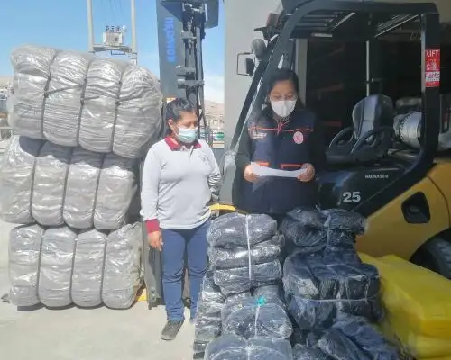Autoridades de Defensa Civil de Moquegua entregaron ayuda humanitaria a los damnificados por incendio urbano registrado en poblado Pampa Inalámbrica.