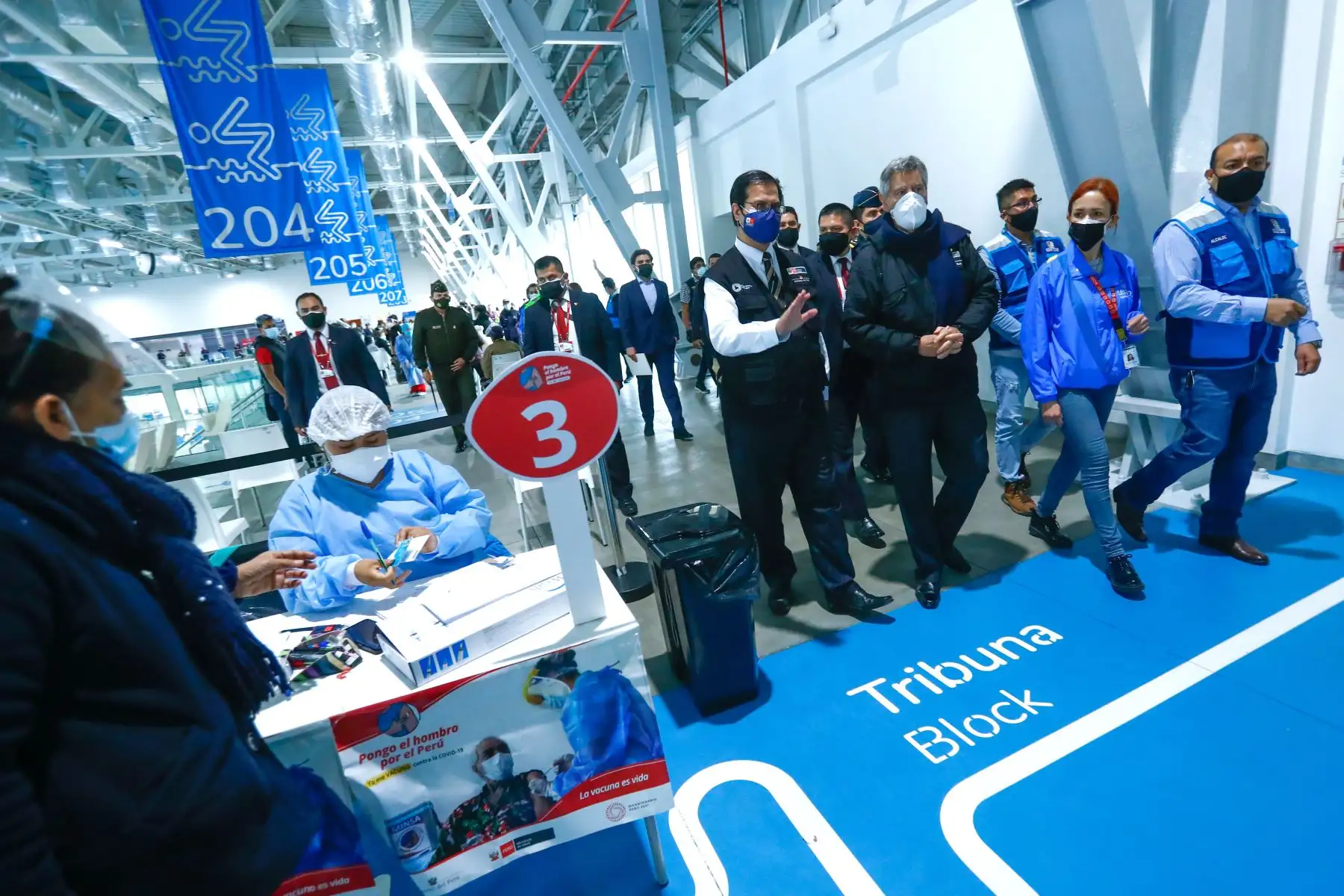 El Presidente de la República, Francisco Sagasti, supervisa el proceso de vacunación contra el covid-19 que se desarrolla en la Villa Deportiva Nacional (Videna), en el distrito de San Luis. Foto: Presidencia
