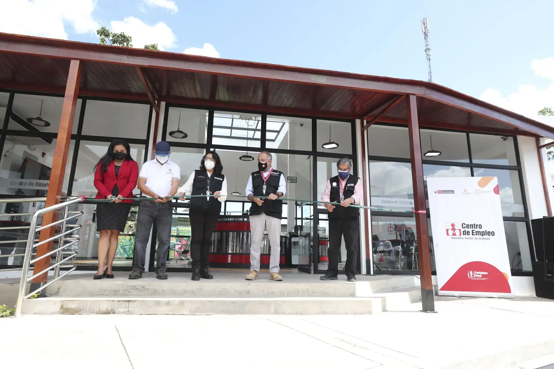 La jefa del Gabinete, Violeta Bermúdez, junto al ministro de Trabajo, Javier Palacios Gallegos y el ministro de Salud, Oscar Ugarte, inauguran Centro de Empleo de Moyobamba, en la región San Martín. Foto: ANDINA/MTPE