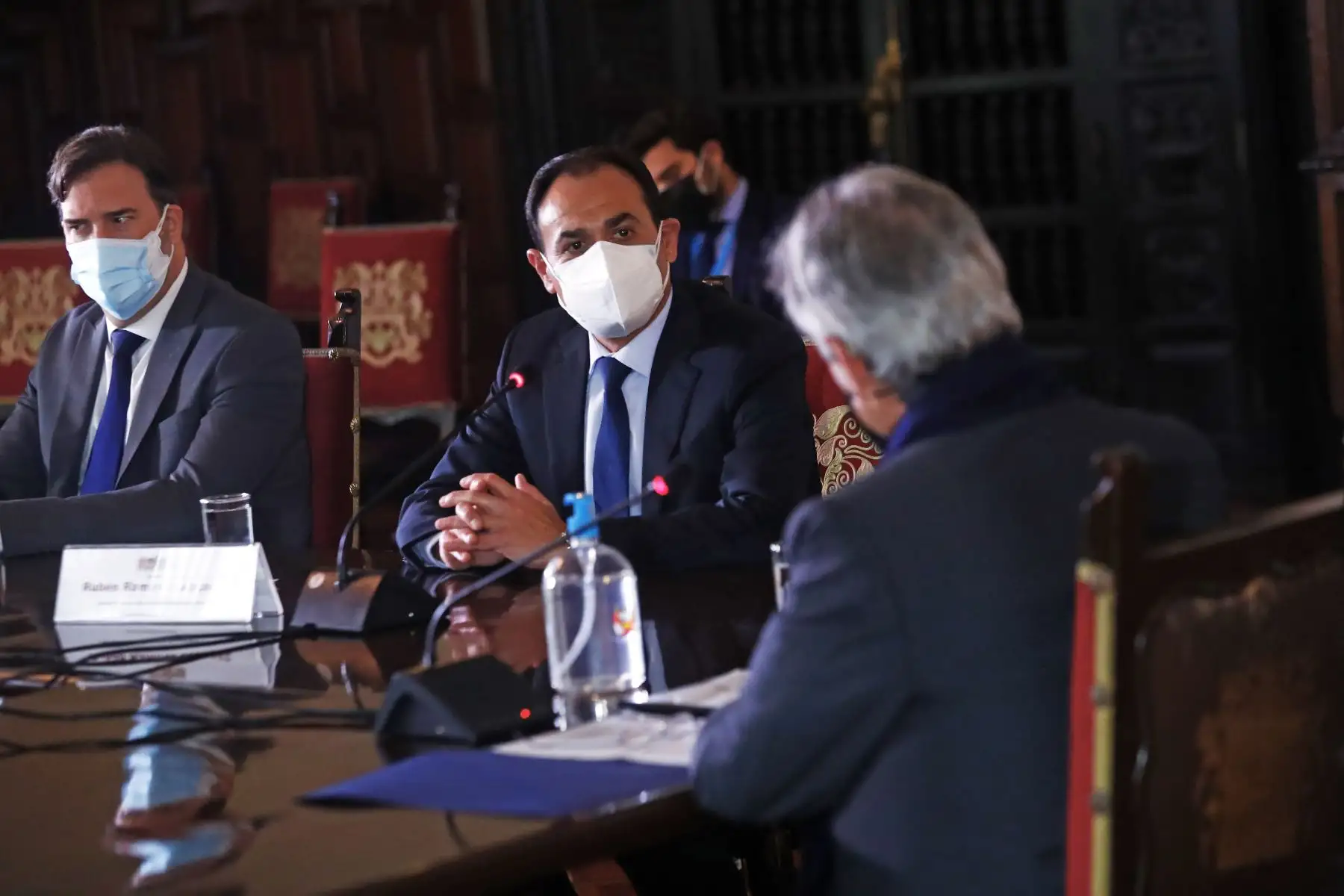 El presidente Francisco Sagasti recibe el informe del proceso electoral de la segunda vuelta a cargo de la Misión de Observación Electoral de la OEA, liderado por el jefe de la Misión, Rubén Ramírez. Foto: ANDINA/Prensa Presidencia