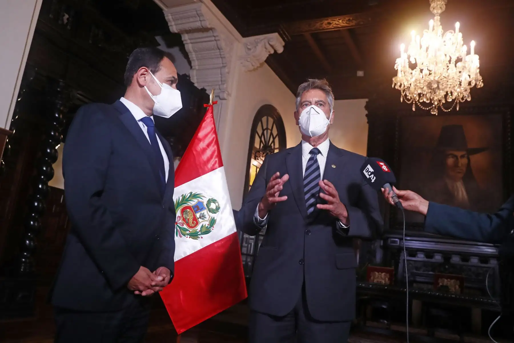 El presidente Francisco Sagasti recibe el informe del proceso electoral de la segunda vuelta a cargo de la Misión de Observación Electoral de la OEA, liderado por el jefe de la Misión, Rubén Ramírez. Foto: ANDINA/Prensa Presidencia