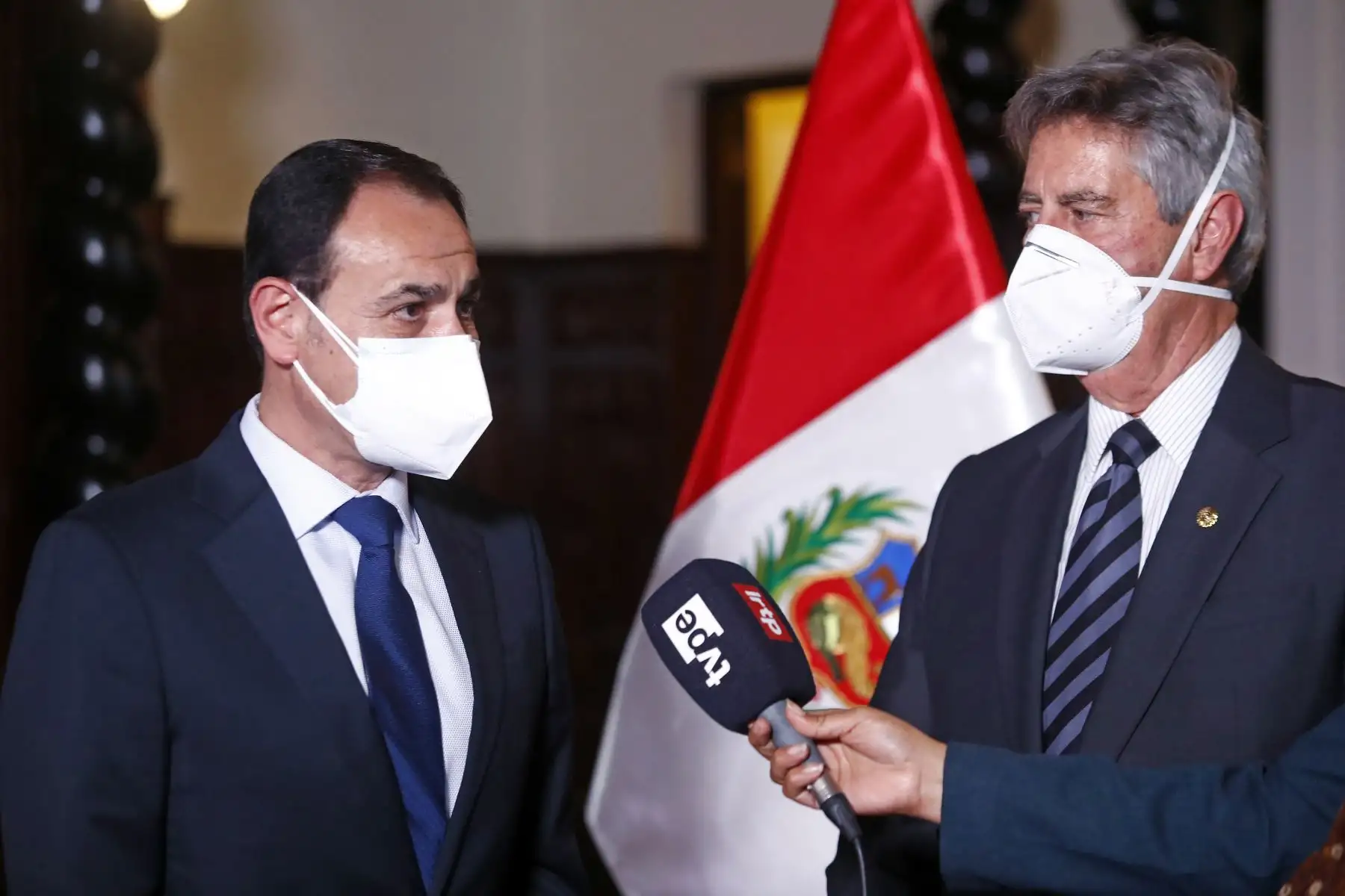 El presidente Francisco Sagasti recibe el informe del proceso electoral de la segunda vuelta a cargo de la Misión de Observación Electoral de la OEA, liderado por el jefe de la Misión, Rubén Ramírez. Foto: ANDINA/Prensa Presidencia