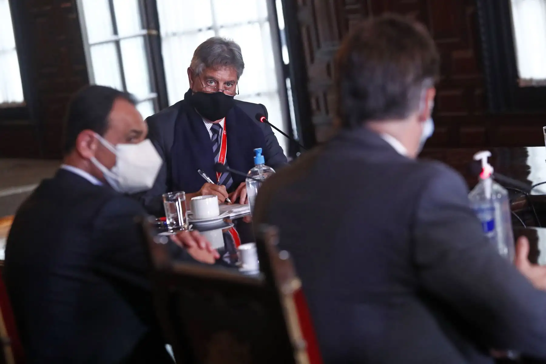 El presidente Francisco Sagasti recibe el informe del proceso electoral de la segunda vuelta a cargo de la Misión de Observación Electoral de la OEA, liderado por el jefe de la Misión, Rubén Ramírez. Foto: ANDINA/Prensa Presidencia