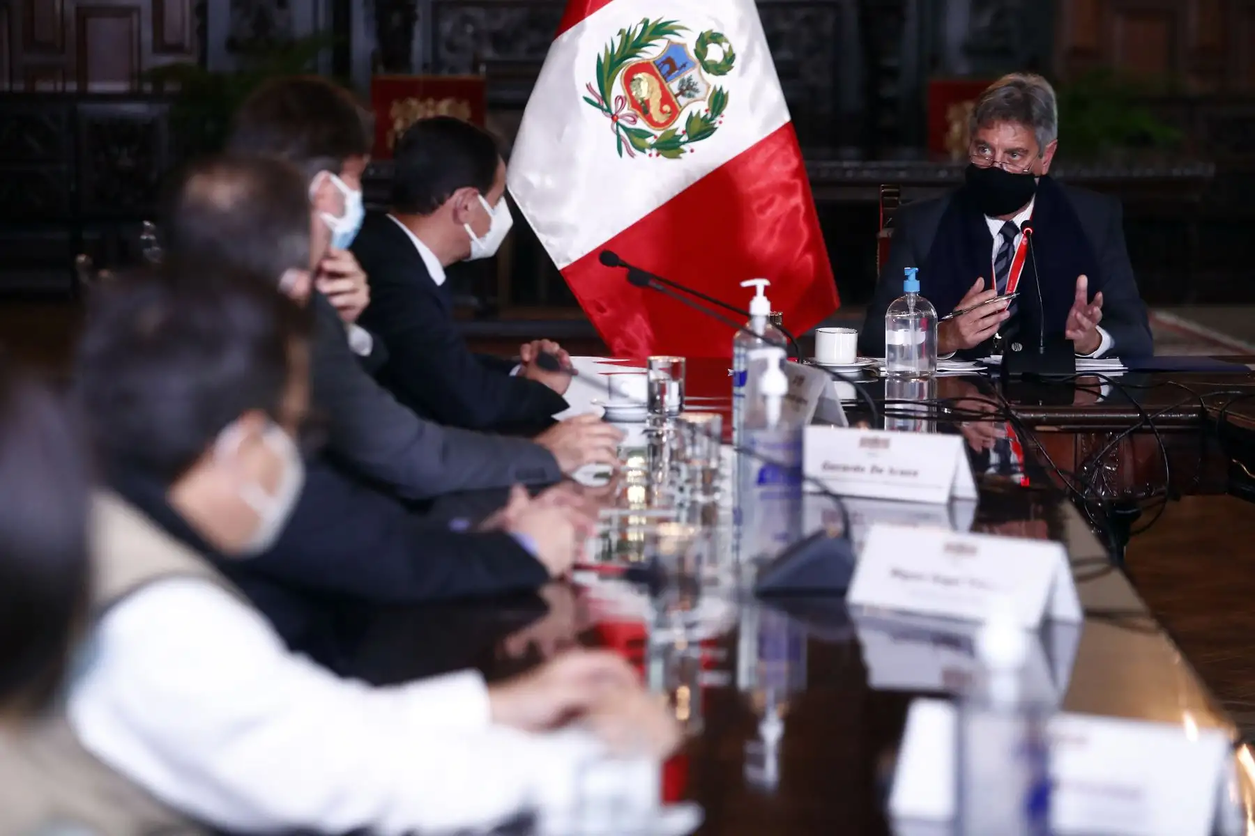 El presidente Francisco Sagasti recibe el informe del proceso electoral de la segunda vuelta a cargo de la Misión de Observación Electoral de la OEA, liderado por el jefe de la Misión, Rubén Ramírez. Foto: ANDINA/Prensa Presidencia