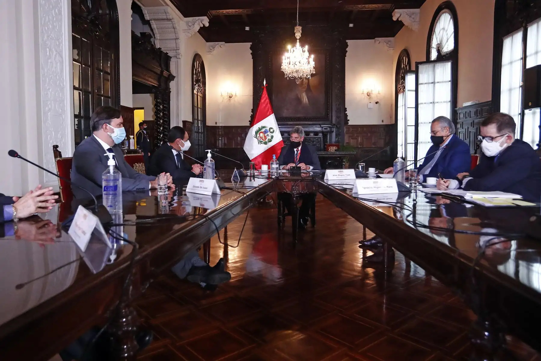 El presidente Francisco Sagasti recibe el informe del proceso electoral de la segunda vuelta a cargo de la Misión de Observación Electoral de la OEA, liderado por el jefe de la Misión, Rubén Ramírez. Foto: ANDINA/Prensa Presidencia