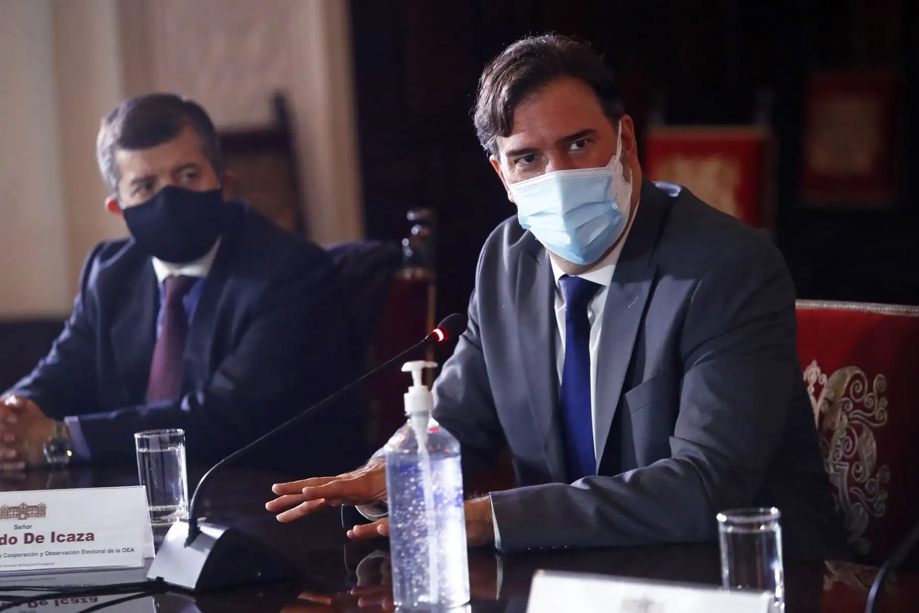 El presidente Francisco Sagasti recibe el informe del proceso electoral de la segunda vuelta a cargo de la Misión de Observación Electoral de la OEA, liderado por el jefe de la Misión, Rubén Ramírez. Foto: ANDINA/Prensa Presidencia