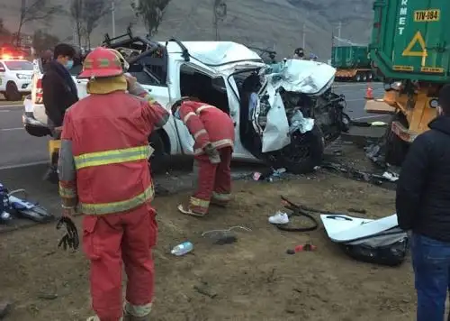Un accidente vehicular ocurrido esta mañana en la Panamericana Norte dejó dos muertos y seis heridos. La tragedia ocurrió a la altura del km 268 de la citada vía, en la provincia de Huarmey, en Áncash.