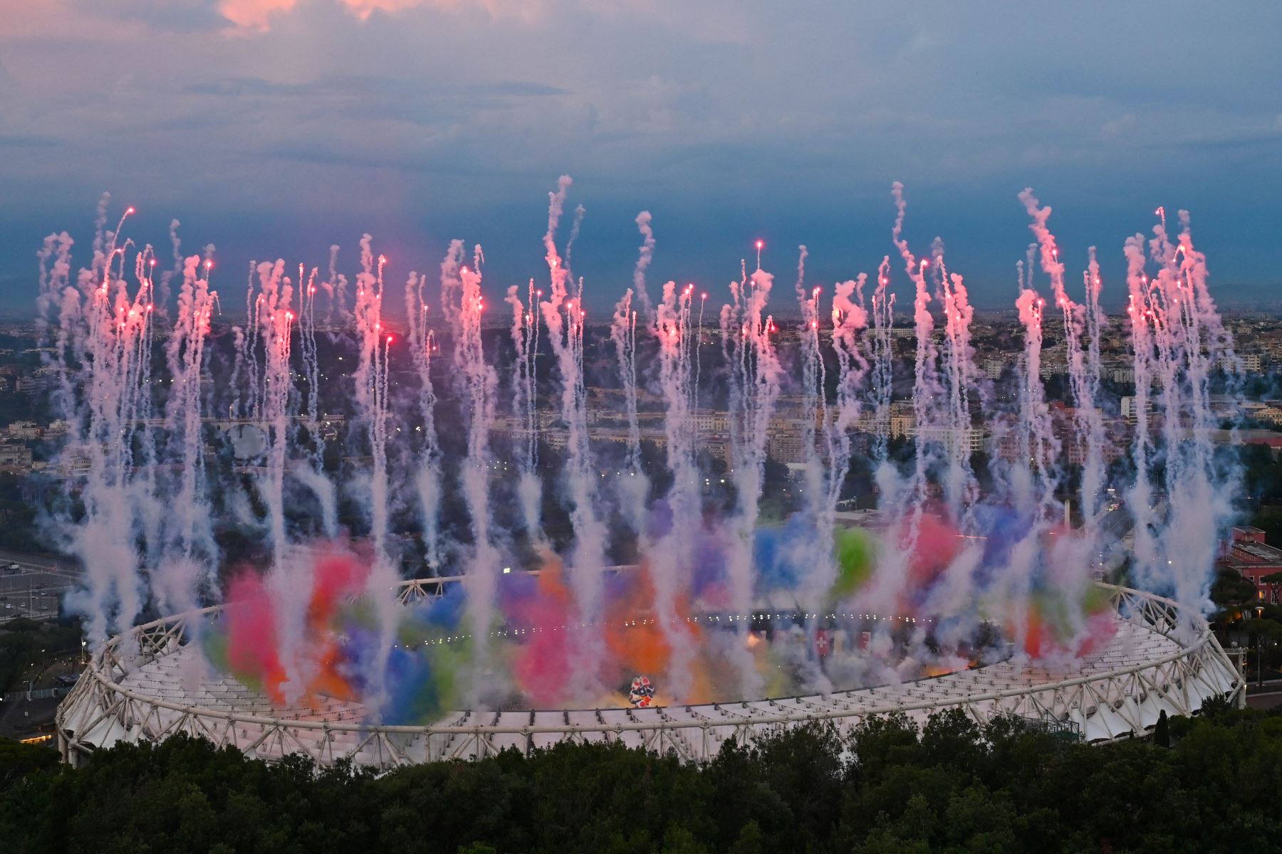 Exhibición de fuegos artificiales en el estadio olímpico de Roma como parte de la ceremonia de apertura del Campeonato Europeo de Fútbol de la UEFA Euro 2020 2021, antes del inicio de la competencia Turquía vs Italia. Foto: AFP