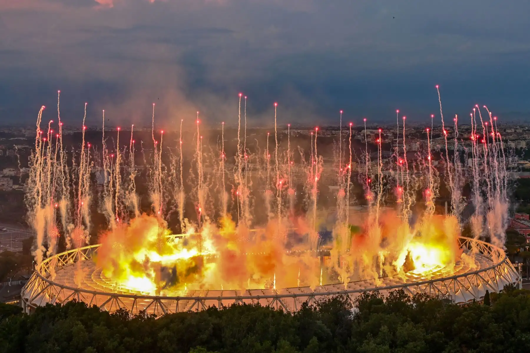 Exhibición de fuegos artificiales en el estadio olímpico de Roma como parte de la ceremonia de apertura del Campeonato Europeo de Fútbol de la UEFA Euro 2020 2021, antes del inicio de la competencia Turquía vs Italia. Foto: AFP