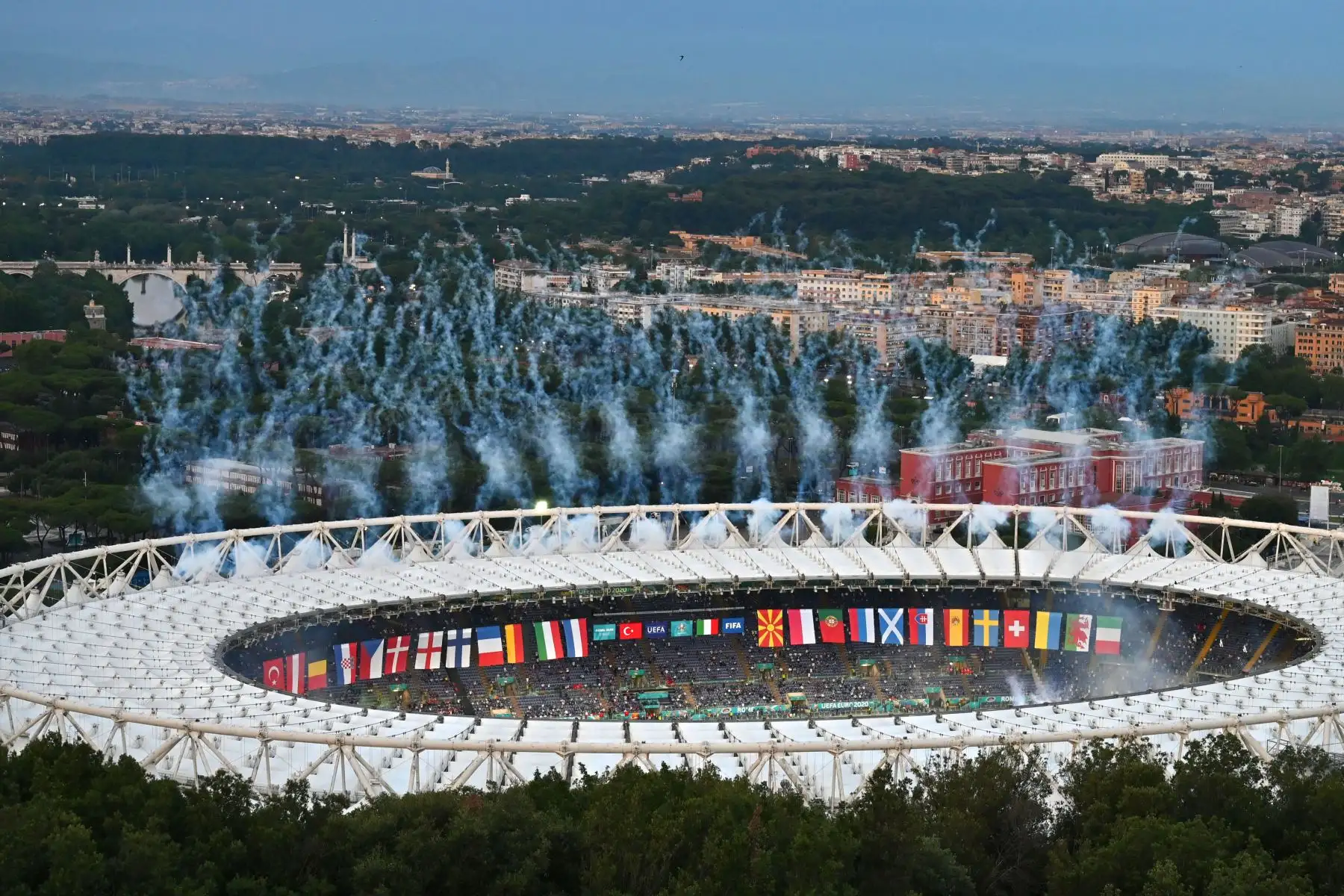 Exhibición de fuegos artificiales en el estadio olímpico de Roma como parte de la ceremonia de apertura del Campeonato Europeo de Fútbol de la UEFA Euro 2020 2021, antes del inicio de la competencia Turquía vs Italia. Foto: AFP