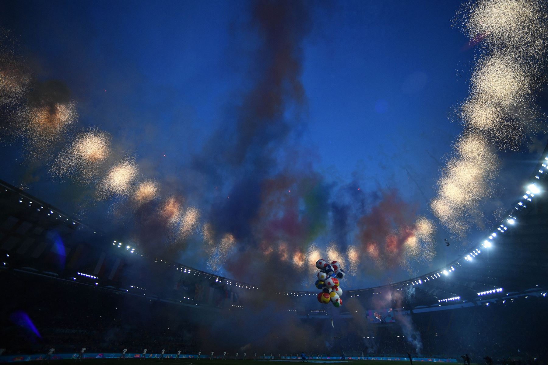 Exhibición de fuegos artificiales en el estadio olímpico de Roma como parte de la ceremonia de apertura del Campeonato Europeo de Fútbol de la UEFA Euro 2020 2021, antes del inicio de la competencia Turquía vs Italia. Foto: AFP