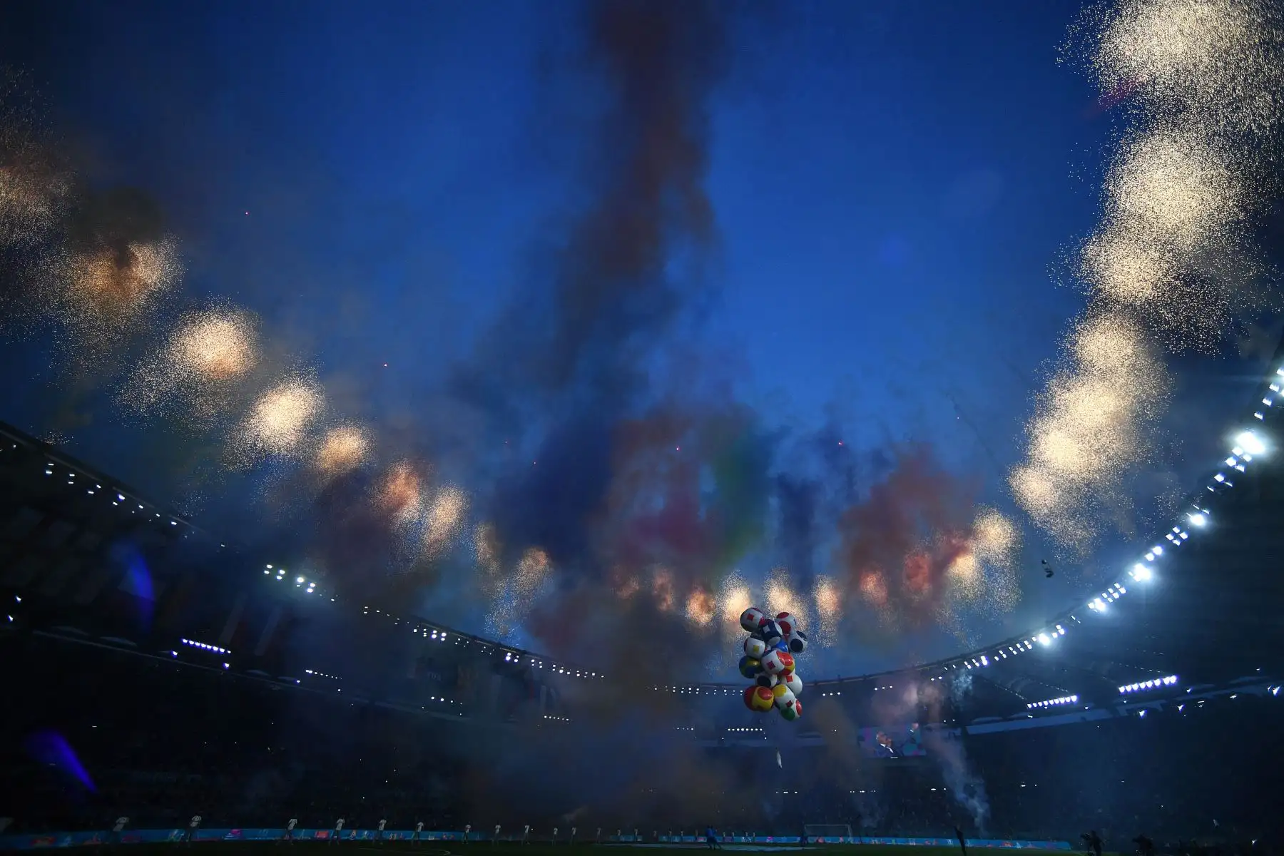 Exhibición de fuegos artificiales en el estadio olímpico de Roma como parte de la ceremonia de apertura del Campeonato Europeo de Fútbol de la UEFA Euro 2020 2021, antes del inicio de la competencia Turquía vs Italia. Foto: AFP