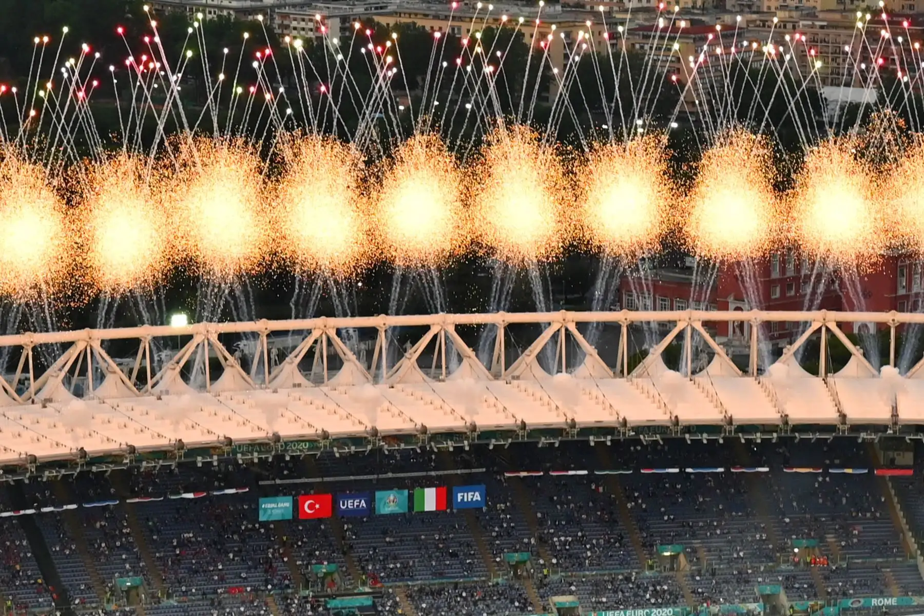 Exhibición de fuegos artificiales en el estadio olímpico de Roma como parte de la ceremonia de apertura del Campeonato Europeo de Fútbol de la UEFA Euro 2020 2021, antes del inicio de la competencia Turquía vs Italia. Foto: AFP