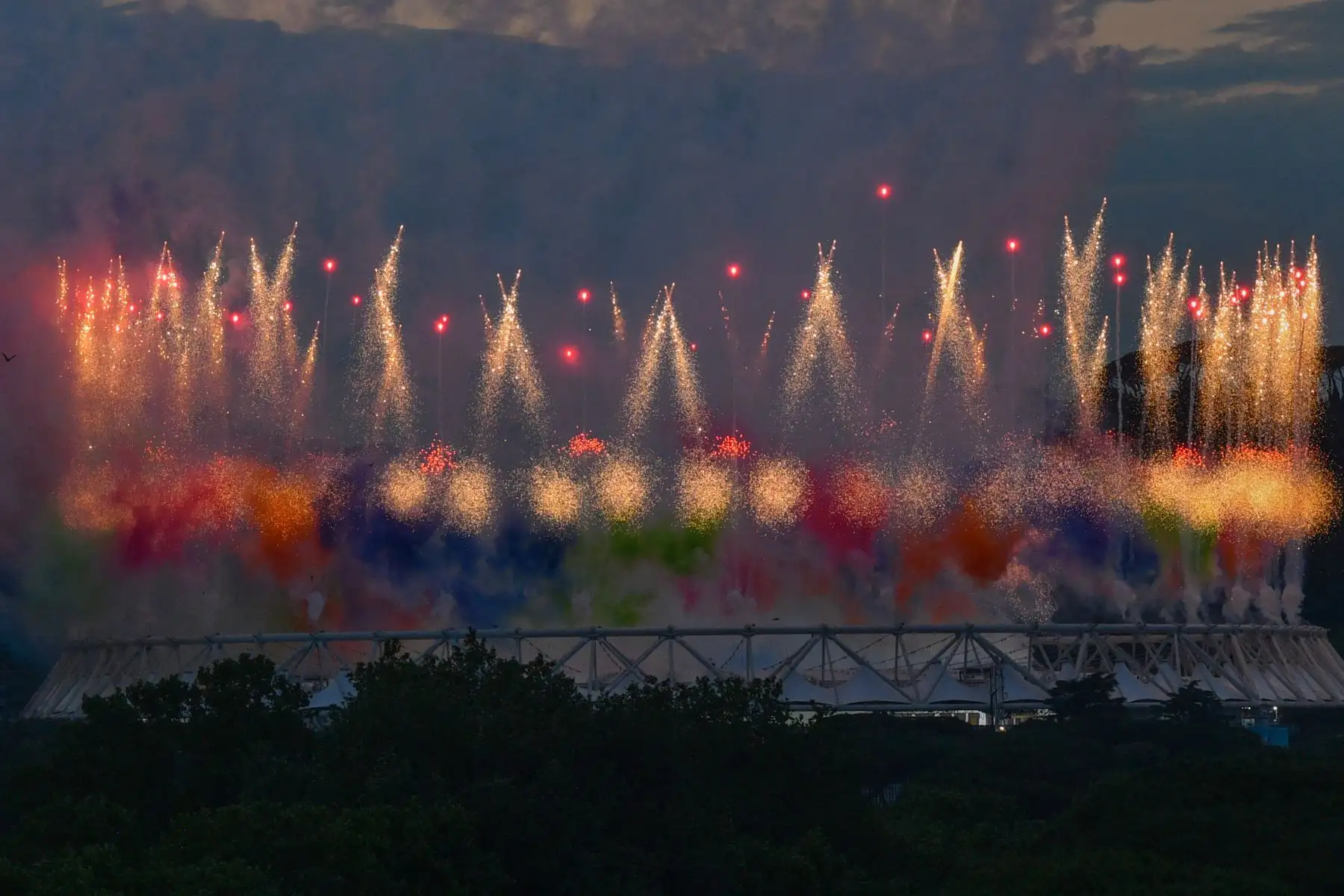 Exhibición de fuegos artificiales en el estadio olímpico de Roma como parte de la ceremonia de apertura del Campeonato Europeo de Fútbol de la UEFA Euro 2020 2021, antes del inicio de la competencia Turquía vs Italia. Foto: AFP