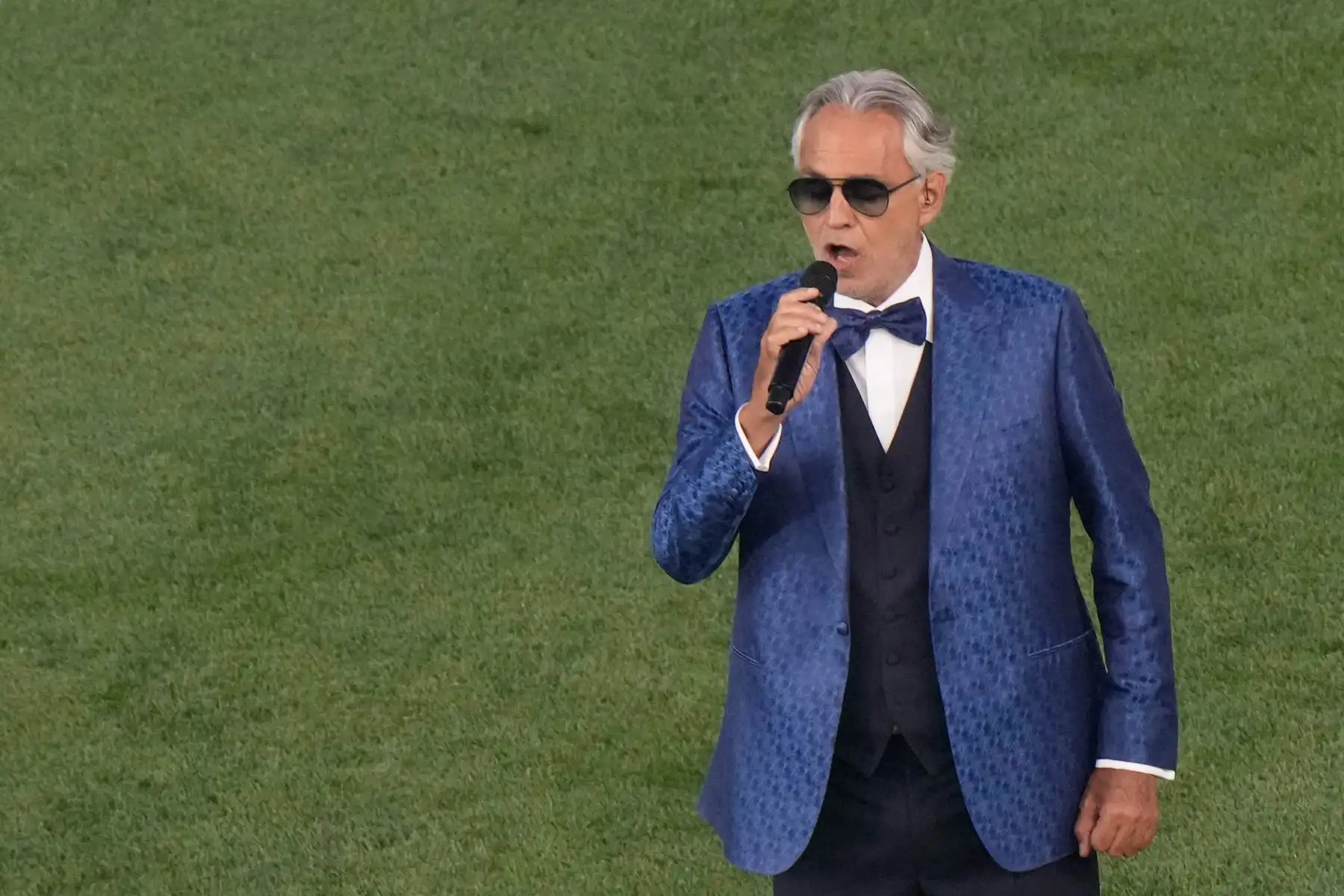 Andrea Bocelli, durante la  ceremonia de apertura del Campeonato Europeo de Fútbol de la UEFA Euro 2020 2021, antes del inicio de la competencia Turquía vs Italia. Foto: AFP