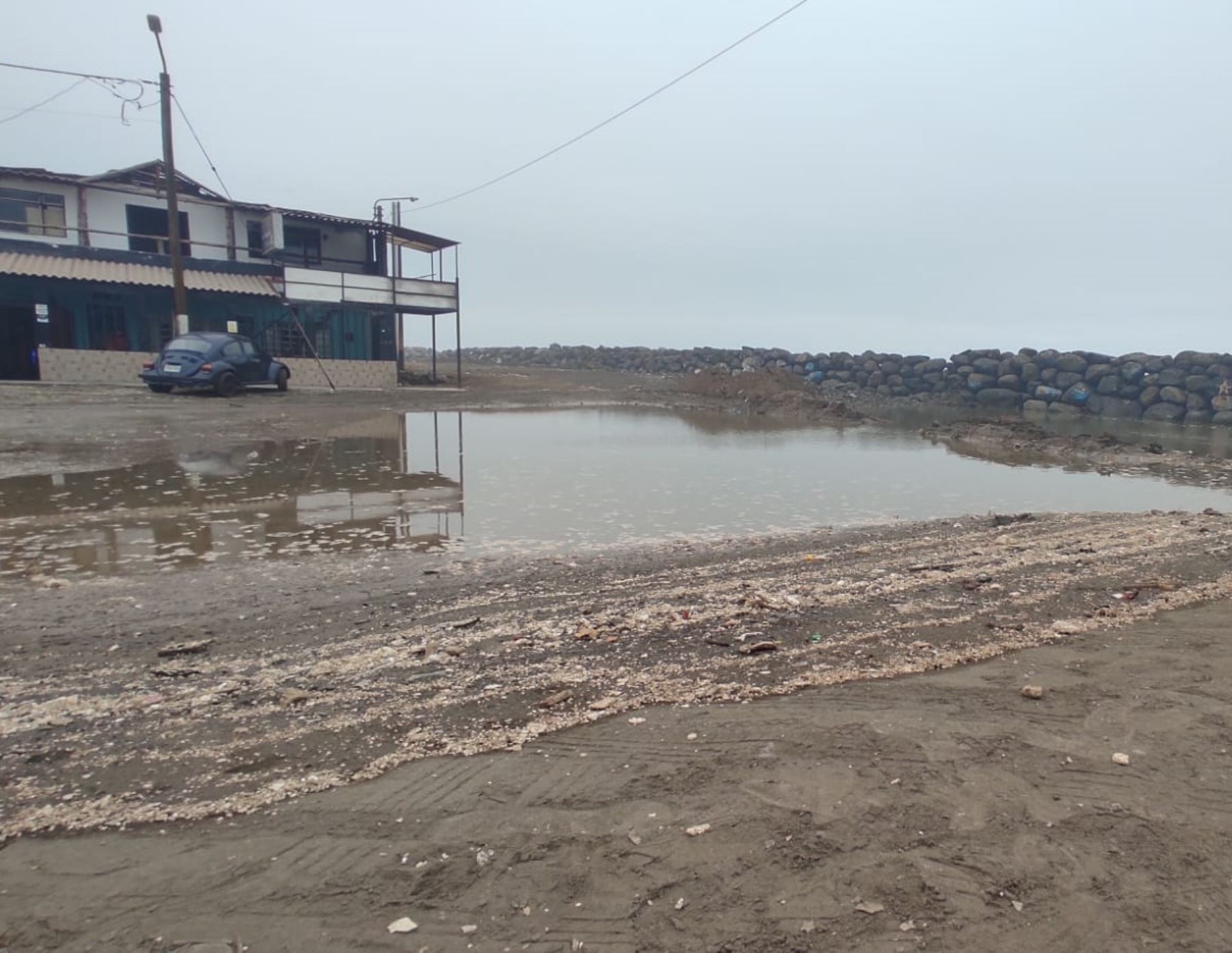 El Gobierno Regional de La Libertad anunció que reanudará los trabajos de limpieza de drenaje y reforzamiento del drenaje en la playa Buenos Aires, ubicado en Trujillo, para mitigar el impacto de los olejes anómalos. ANDINA/Difusión