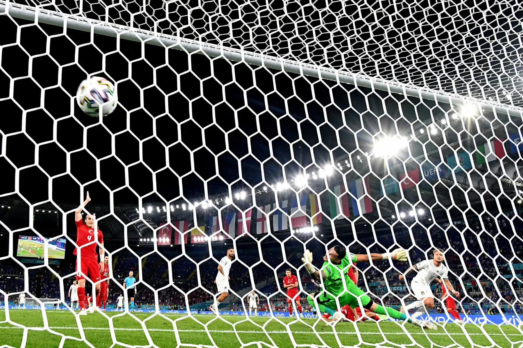 El delantero italiano Ciro Immobile, anota su segundo gol durante el partido de fútbol del Grupo A de la UEFA EURO 2020 entre Turquía e Italia en el Estadio Olímpico de Roma .Foto: AFP