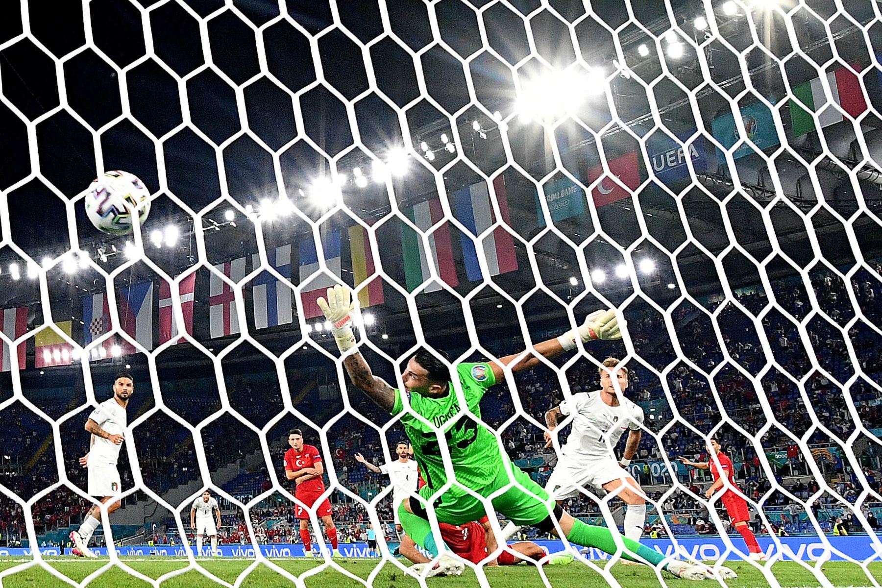 El delantero italiano Ciro Immobile, anota su segundo gol durante el partido de fútbol del Grupo A de la UEFA EURO 2020 entre Turquía e Italia en el Estadio Olímpico de Roma. Foto: AFP