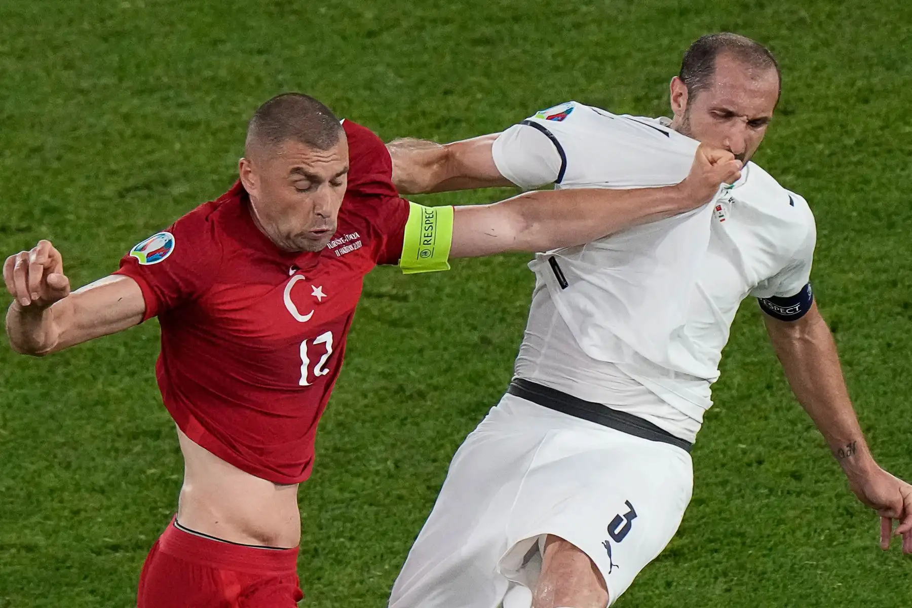 El delantero turco Burak Yilmaz, disputa la pelota con el defensa italiano Giorgio Chiellini durante el partido de fútbol del Grupo A de la UEFA EURO 2020 entre Turquía e Italia en el Estadio Olímpico de Roma. Foto: AFP