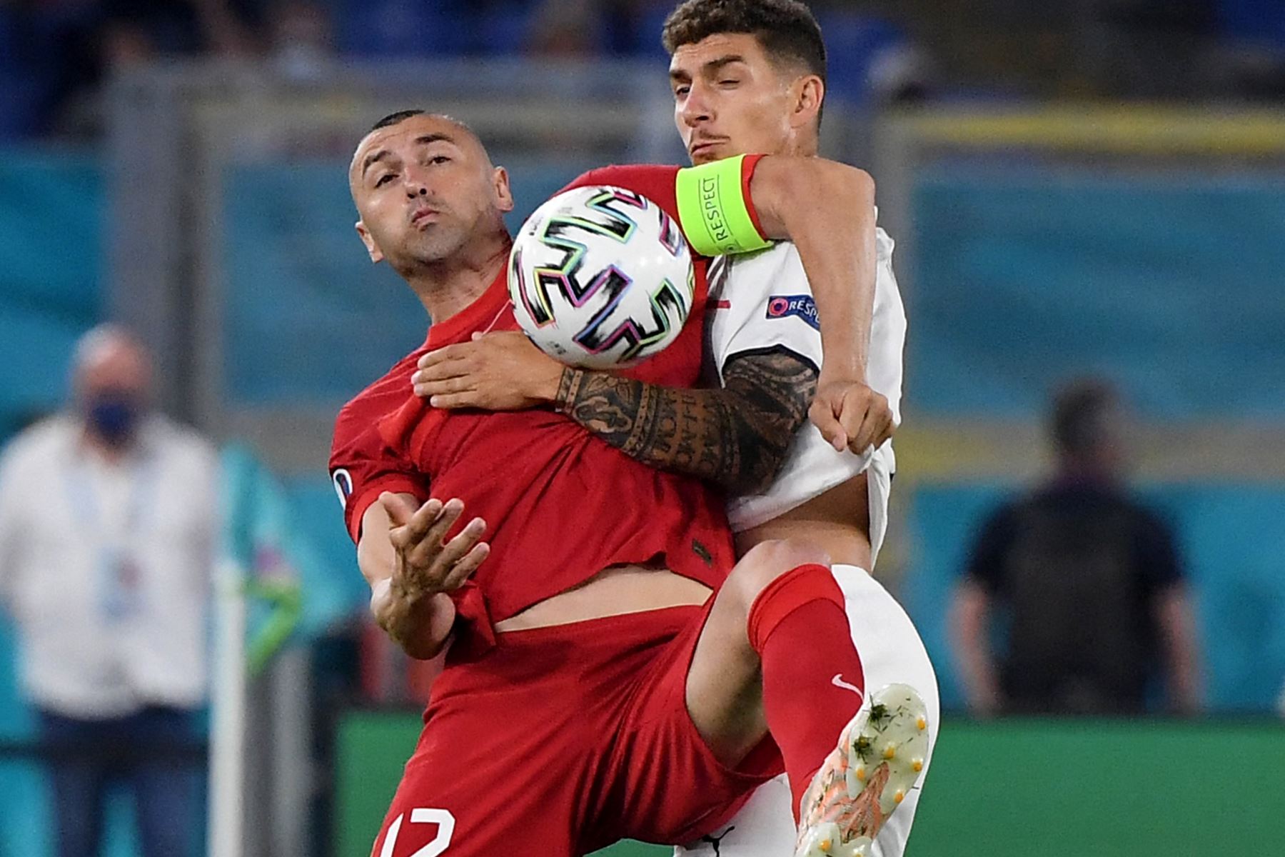 El delantero de Turquía Burak Yilmaz y el defensor de Italia Giovanni Di Lorenzo compiten por el balón durante el partido de fútbol del Grupo A de la UEFA EURO 2020 entre Turquía e Italia en el Estadio Olímpico de Roma. Foto: AFP