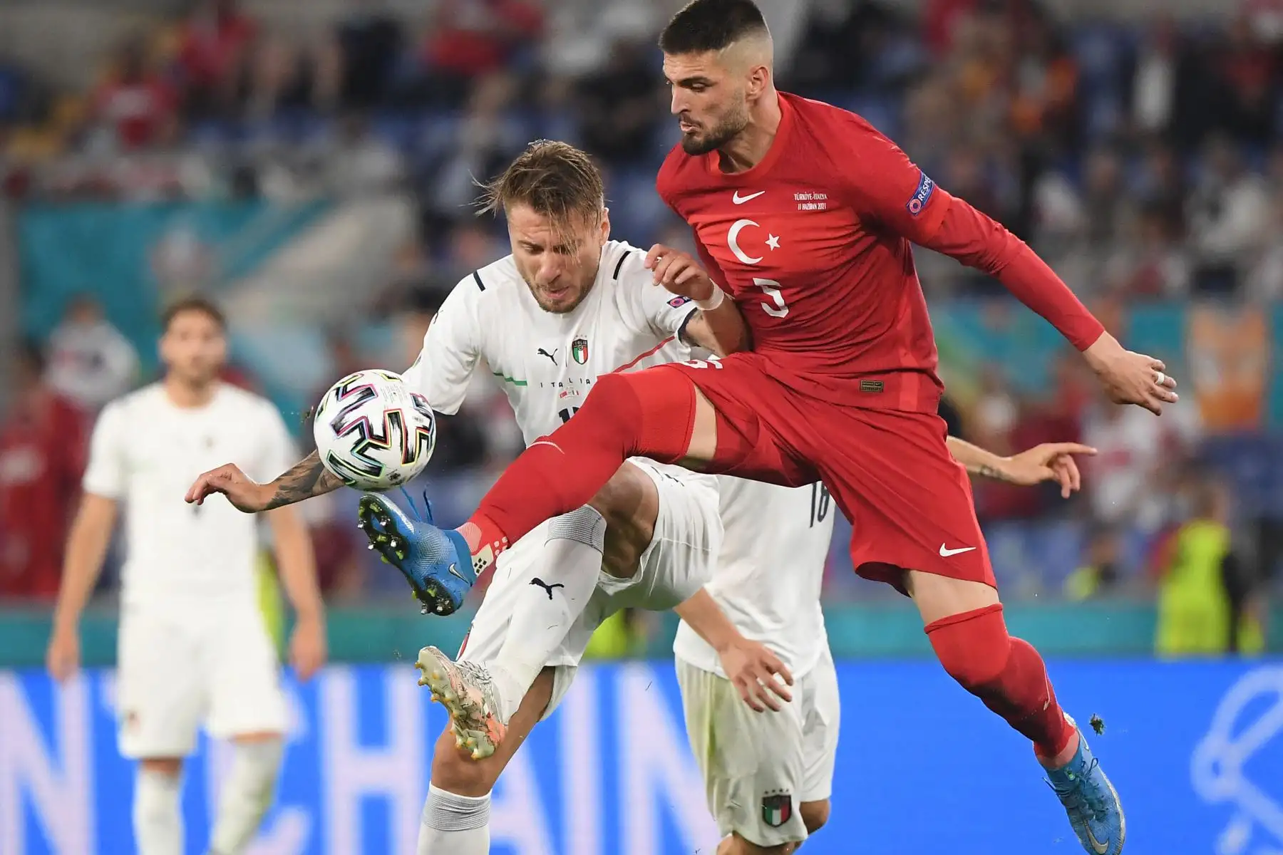 El centrocampista turco Okay Yokuslu, durante el partido de fútbol del Grupo A de la UEFA EURO 2020 entre Turquía e Italia en el Estadio Olímpico de Roma. Foto: AFP